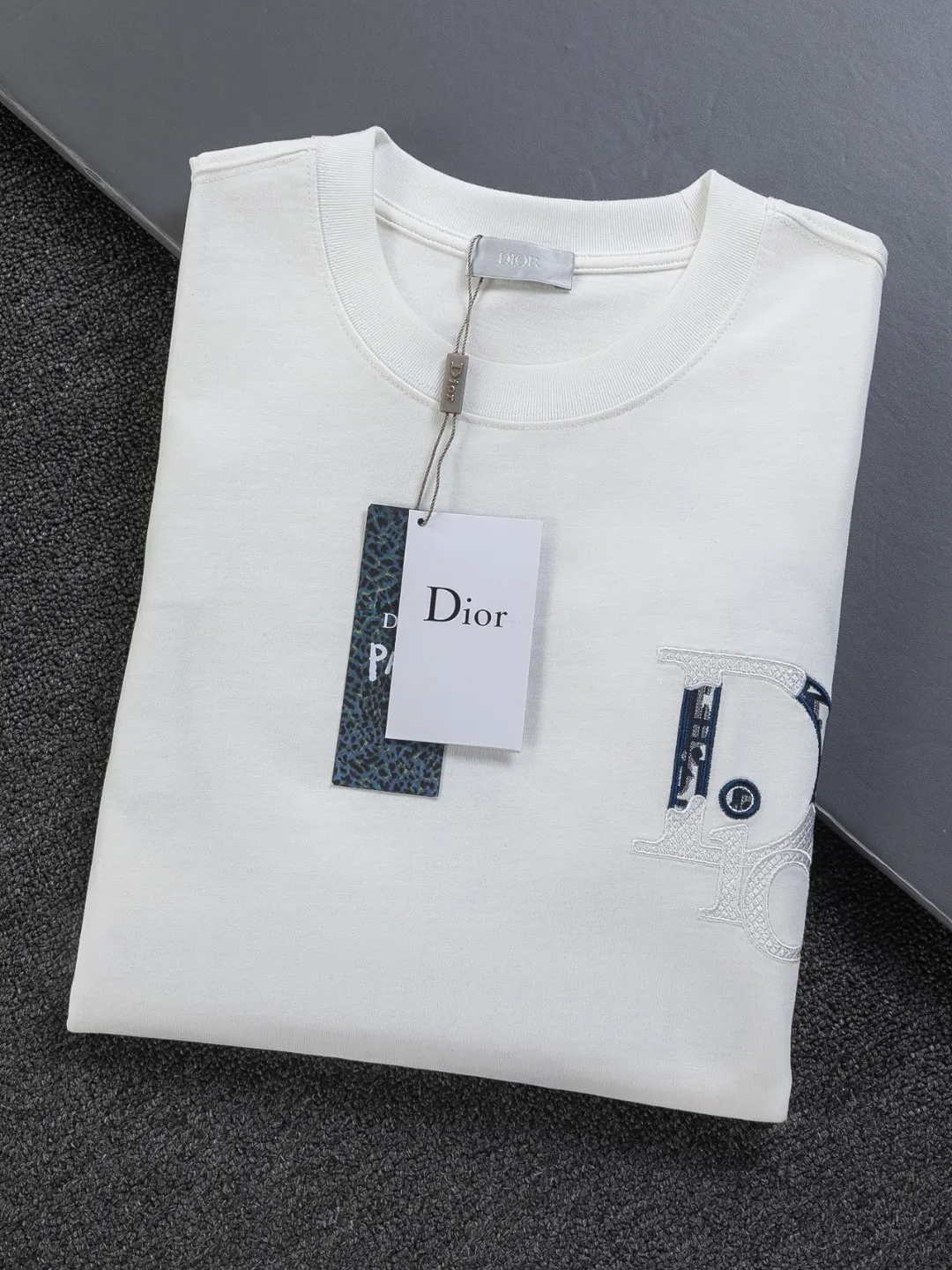 🅿️190 DIOR Dior Dior CD micro wide version S-XL Dior 26ss official website is always unbeatable classic style permanent boutique counter eternal co-branded CD letters on the chest 🪡 embroidery + simple CD letters large logo on the back panel 🪡 embroidered logo heavy craftsmanship same style short-sleeved T-shirt, cotton blended terry jersey fabric, original development This is from the 2025 beachwear limited series. The full-logo jacquard towel highlights the classic Obliave flower. It is matched with an S-shaped round neck and topstitching. It is unique. The whole body is decorated with obliqve jacquard. The ribbed round neck is matched with V-shaped topstitching. Customized accessories. The whole body is customized and developed according to the Y-panel... Complete with three standards, it can control various styles and pay tribute to Dior's historic year! Coupled with the blessing of full-flower cotton material, both the upper body comfort and the existence are unparalleled. It can be said to be a must-have companion in summer. The excellent breathability and comfortable wearing feeling are unparalleled~ Recommended! ! Same style for men and women! Color: Black White Size: S-XL Size chart: S: Shoulder width 50-Bust 56-Length 70 M: Shoulder width 52-Bust 57-Length 72 L: Shoulder width 54-Bust 59-Length 74 XL: Shoulder width 56-Bust 62-Length 76