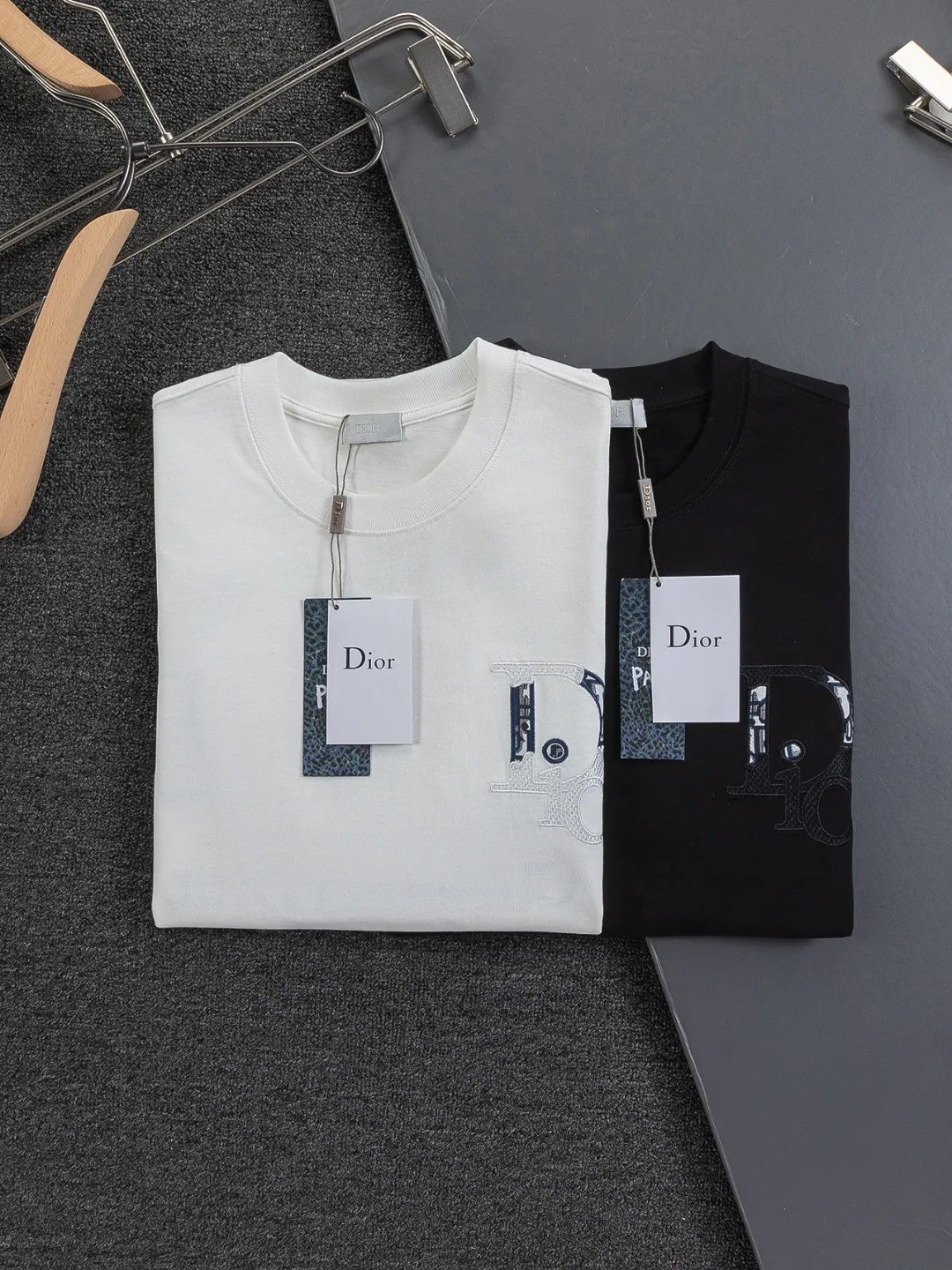 🅿️190 DIOR Dior Dior CD micro wide version S-XL Dior 26ss official website is always unbeatable classic style permanent boutique counter eternal co-branded CD letters on the chest 🪡 embroidery + simple CD letters large logo on the back panel 🪡 embroidered logo heavy craftsmanship same style short-sleeved T-shirt, cotton blended terry jersey fabric, original development This is from the 2025 beachwear limited series. The full-logo jacquard towel highlights the classic Obliave flower. It is matched with an S-shaped round neck and topstitching. It is unique. The whole body is decorated with obliqve jacquard. The ribbed round neck is matched with V-shaped topstitching. Customized accessories. The whole body is customized and developed according to the Y-panel... Complete with three standards, it can control various styles and pay tribute to Dior's historic year! Coupled with the blessing of full-flower cotton material, both the upper body comfort and the existence are unparalleled. It can be said to be a must-have companion in summer. The excellent breathability and comfortable wearing feeling are unparalleled~ Recommended! ! Same style for men and women! Color: Black White Size: S-XL Size chart: S: Shoulder width 50-Bust 56-Length 70 M: Shoulder width 52-Bust 57-Length 72 L: Shoulder width 54-Bust 59-Length 74 XL: Shoulder width 56-Bust 62-Length 76