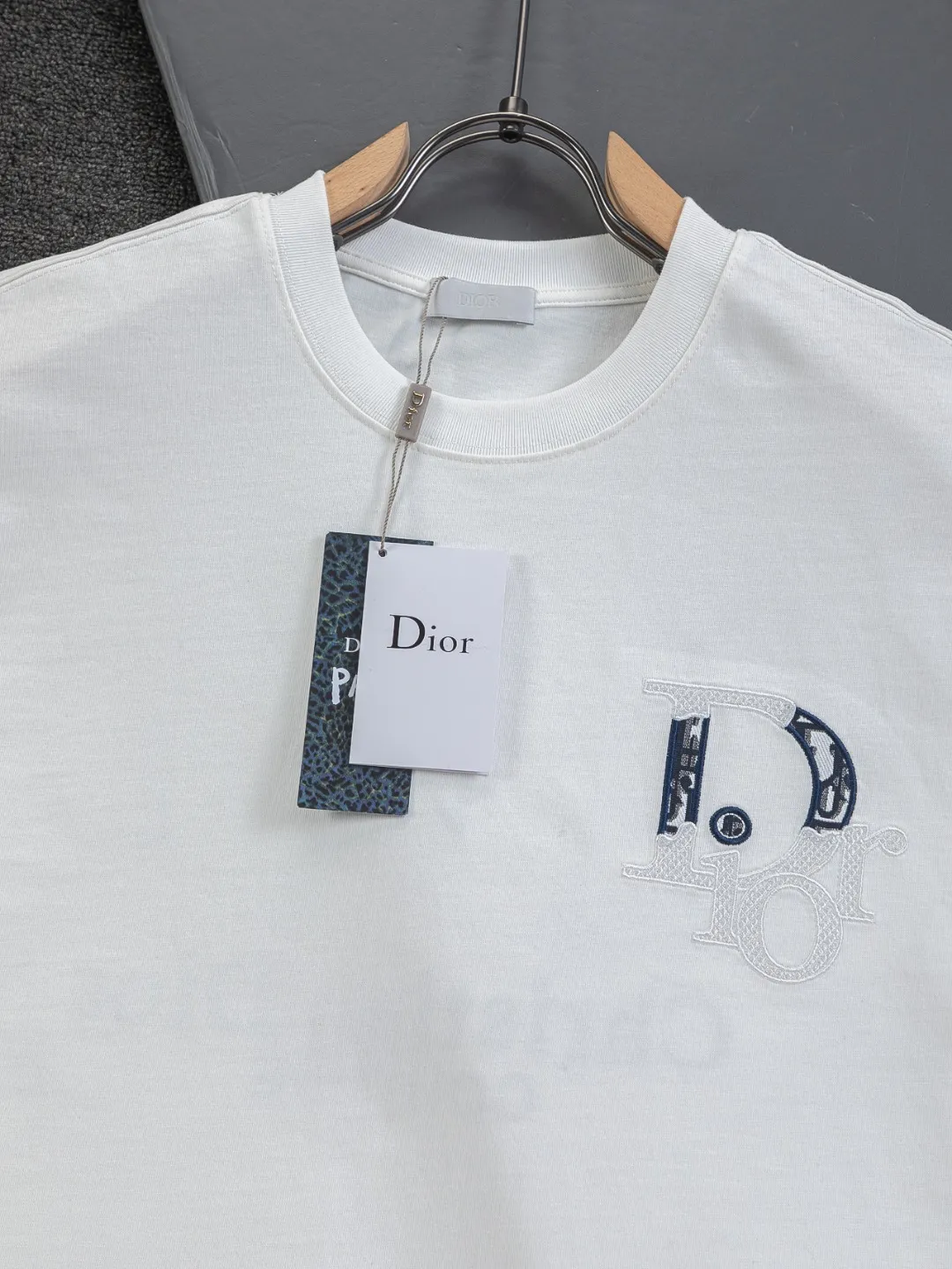 🅿️190 DIOR Dior Dior CD micro wide version S-XL Dior 26ss official website is always unbeatable classic style permanent boutique counter eternal co-branded CD letters on the chest 🪡 embroidery + simple CD letters large logo on the back panel 🪡 embroidered logo heavy craftsmanship same style short-sleeved T-shirt, cotton blended terry jersey fabric, original development This is from the 2025 beachwear limited series. The full-logo jacquard towel highlights the classic Obliave flower. It is matched with an S-shaped round neck and topstitching. It is unique. The whole body is decorated with obliqve jacquard. The ribbed round neck is matched with V-shaped topstitching. Customized accessories. The whole body is customized and developed according to the Y-panel... Complete with three standards, it can control various styles and pay tribute to Dior's historic year! Coupled with the blessing of full-flower cotton material, both the upper body comfort and the existence are unparalleled. It can be said to be a must-have companion in summer. The excellent breathability and comfortable wearing feeling are unparalleled~ Recommended! ! Same style for men and women! Color: Black White Size: S-XL Size chart: S: Shoulder width 50-Bust 56-Length 70 M: Shoulder width 52-Bust 57-Length 72 L: Shoulder width 54-Bust 59-Length 74 XL: Shoulder width 56-Bust 62-Length 76