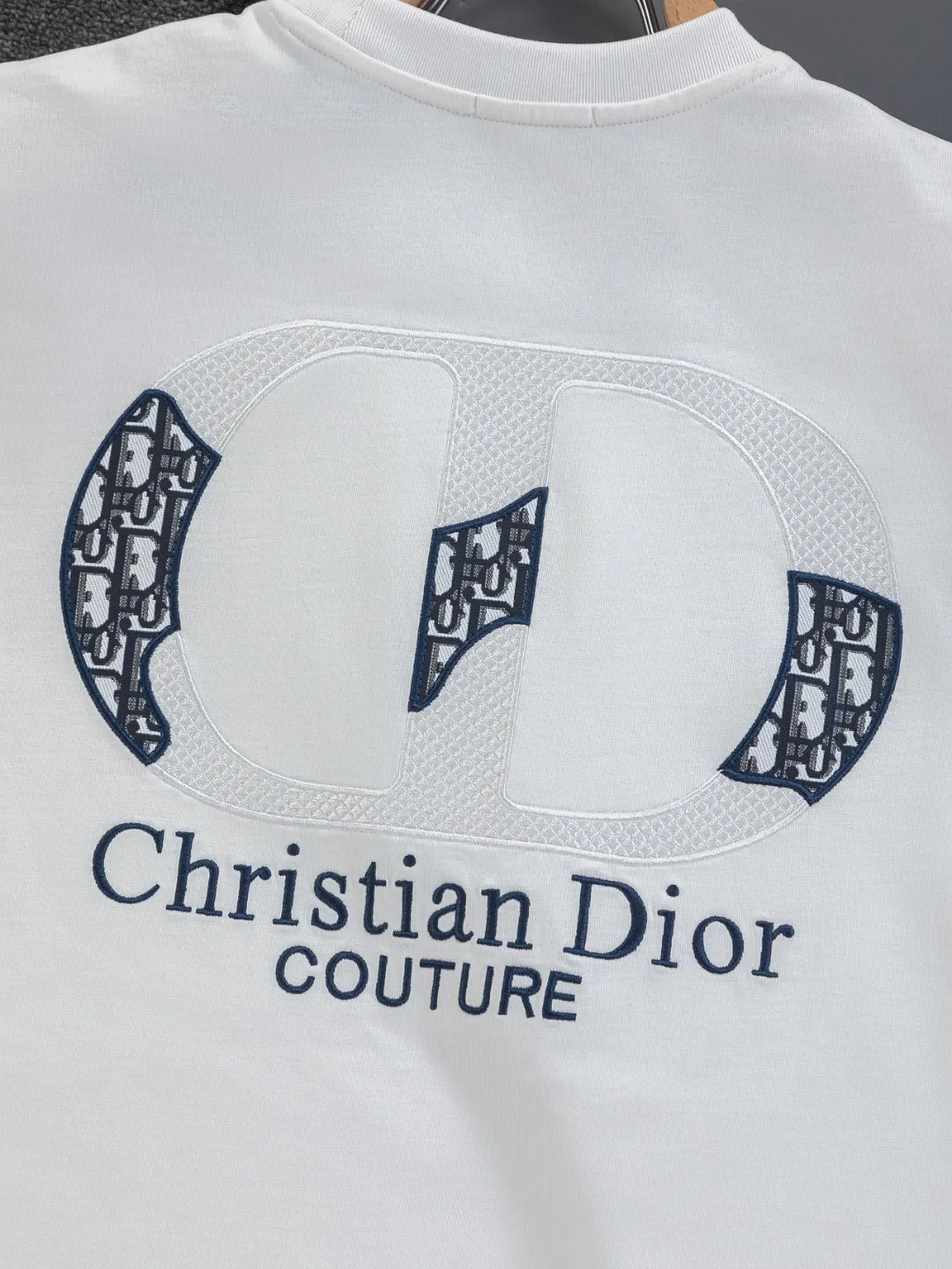 🅿️190 DIOR Dior Dior CD micro wide version S-XL Dior 26ss official website is always unbeatable classic style permanent boutique counter eternal co-branded CD letters on the chest 🪡 embroidery + simple CD letters large logo on the back panel 🪡 embroidered logo heavy craftsmanship same style short-sleeved T-shirt, cotton blended terry jersey fabric, original development This is from the 2025 beachwear limited series. The full-logo jacquard towel highlights the classic Obliave flower. It is matched with an S-shaped round neck and topstitching. It is unique. The whole body is decorated with obliqve jacquard. The ribbed round neck is matched with V-shaped topstitching. Customized accessories. The whole body is customized and developed according to the Y-panel... Complete with three standards, it can control various styles and pay tribute to Dior's historic year! Coupled with the blessing of full-flower cotton material, both the upper body comfort and the existence are unparalleled. It can be said to be a must-have companion in summer. The excellent breathability and comfortable wearing feeling are unparalleled~ Recommended! ! Same style for men and women! Color: Black White Size: S-XL Size chart: S: Shoulder width 50-Bust 56-Length 70 M: Shoulder width 52-Bust 57-Length 72 L: Shoulder width 54-Bust 59-Length 74 XL: Shoulder width 56-Bust 62-Length 76