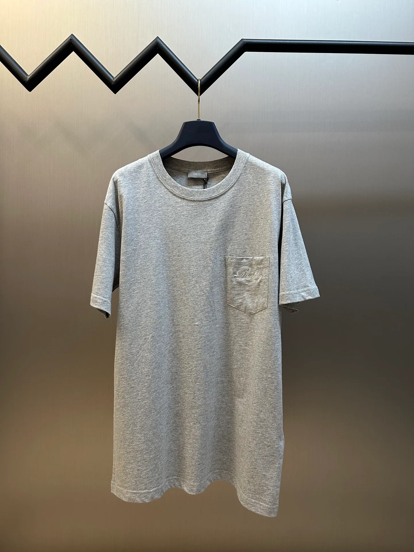🅿️260 Dior Love Series Pocket Embroidery Round Neck Short Sleeve Cotton Jersey Fabric. Made of 24S special woven compact cotton fabric, 185g; with 32S double yarn thread, 300g. The strength of compact yarn is higher than that of traditional single yarn. The single fibers in compact yarn are closely arranged, which helps to improve the strength of the yarn. The ends of the fibers are all twisted into the yarn, so the yarn is very tight and the yarn has a smooth appearance with less hairiness. Compact spinning yarn has higher strength and less hairiness, making it less prone to fraying.  The chest is decorated with embroidery patterns, and the main body adopts precision stitch embroidery technology; the embroidery is very fine and dense, with clear patterns and strong lines and three-dimensionality. The linen material embroidery thread is combined with encrypted processing, and the embroidery body has a subtle matte visual texture; the embroidery effect is three-dimensional and full. The flat embroidery has a unique needle-to-needle design, and the embroidery is very fine and dense. The overall stitching is fine, with consistent fineness and texture, adding a sense of layering to the simple design.  Standard crew neck, short sleeve fit. The neckline is rounded and arc-shaped, suitable for various face shapes and body shapes; the sleeve length is moderate and ends just above the elbow, showing a smart and neat image. The slim fit can show off the wearer's body curves without sacrificing comfort. The collar, cuffs, hem and other parts are all sewn with fine double-needle stitching.  size：xs s m l
