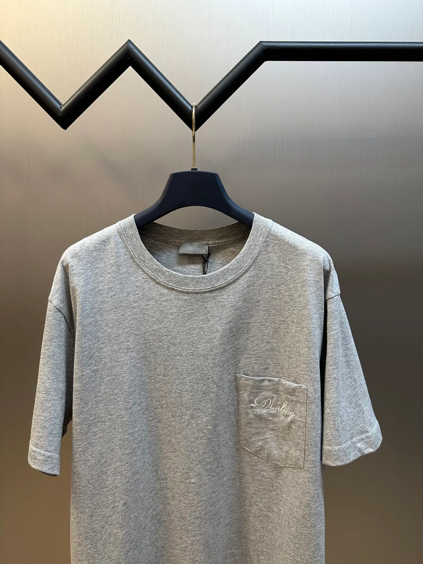 🅿️260 Dior Love Series Pocket Embroidery Round Neck Short Sleeve Cotton Jersey Fabric. Made of 24S special woven compact cotton fabric, 185g; with 32S double yarn thread, 300g. The strength of compact yarn is higher than that of traditional single yarn. The single fibers in compact yarn are closely arranged, which helps to improve the strength of the yarn. The ends of the fibers are all twisted into the yarn, so the yarn is very tight and the yarn has a smooth appearance with less hairiness. Compact spinning yarn has higher strength and less hairiness, making it less prone to fraying.  The chest is decorated with embroidery patterns, and the main body adopts precision stitch embroidery technology; the embroidery is very fine and dense, with clear patterns and strong lines and three-dimensionality. The linen material embroidery thread is combined with encrypted processing, and the embroidery body has a subtle matte visual texture; the embroidery effect is three-dimensional and full. The flat embroidery has a unique needle-to-needle design, and the embroidery is very fine and dense. The overall stitching is fine, with consistent fineness and texture, adding a sense of layering to the simple design.  Standard crew neck, short sleeve fit. The neckline is rounded and arc-shaped, suitable for various face shapes and body shapes; the sleeve length is moderate and ends just above the elbow, showing a smart and neat image. The slim fit can show off the wearer's body curves without sacrificing comfort. The collar, cuffs, hem and other parts are all sewn with fine double-needle stitching.  size：xs s m l