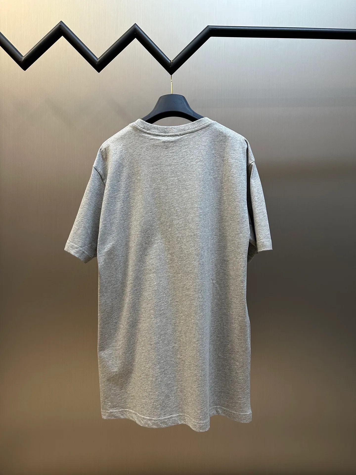 🅿️260 Dior Love Series Pocket Embroidery Round Neck Short Sleeve Cotton Jersey Fabric. Made of 24S special woven compact cotton fabric, 185g; with 32S double yarn thread, 300g. The strength of compact yarn is higher than that of traditional single yarn. The single fibers in compact yarn are closely arranged, which helps to improve the strength of the yarn. The ends of the fibers are all twisted into the yarn, so the yarn is very tight and the yarn has a smooth appearance with less hairiness. Compact spinning yarn has higher strength and less hairiness, making it less prone to fraying.  The chest is decorated with embroidery patterns, and the main body adopts precision stitch embroidery technology; the embroidery is very fine and dense, with clear patterns and strong lines and three-dimensionality. The linen material embroidery thread is combined with encrypted processing, and the embroidery body has a subtle matte visual texture; the embroidery effect is three-dimensional and full. The flat embroidery has a unique needle-to-needle design, and the embroidery is very fine and dense. The overall stitching is fine, with consistent fineness and texture, adding a sense of layering to the simple design.  Standard crew neck, short sleeve fit. The neckline is rounded and arc-shaped, suitable for various face shapes and body shapes; the sleeve length is moderate and ends just above the elbow, showing a smart and neat image. The slim fit can show off the wearer's body curves without sacrificing comfort. The collar, cuffs, hem and other parts are all sewn with fine double-needle stitching.  size：xs s m l