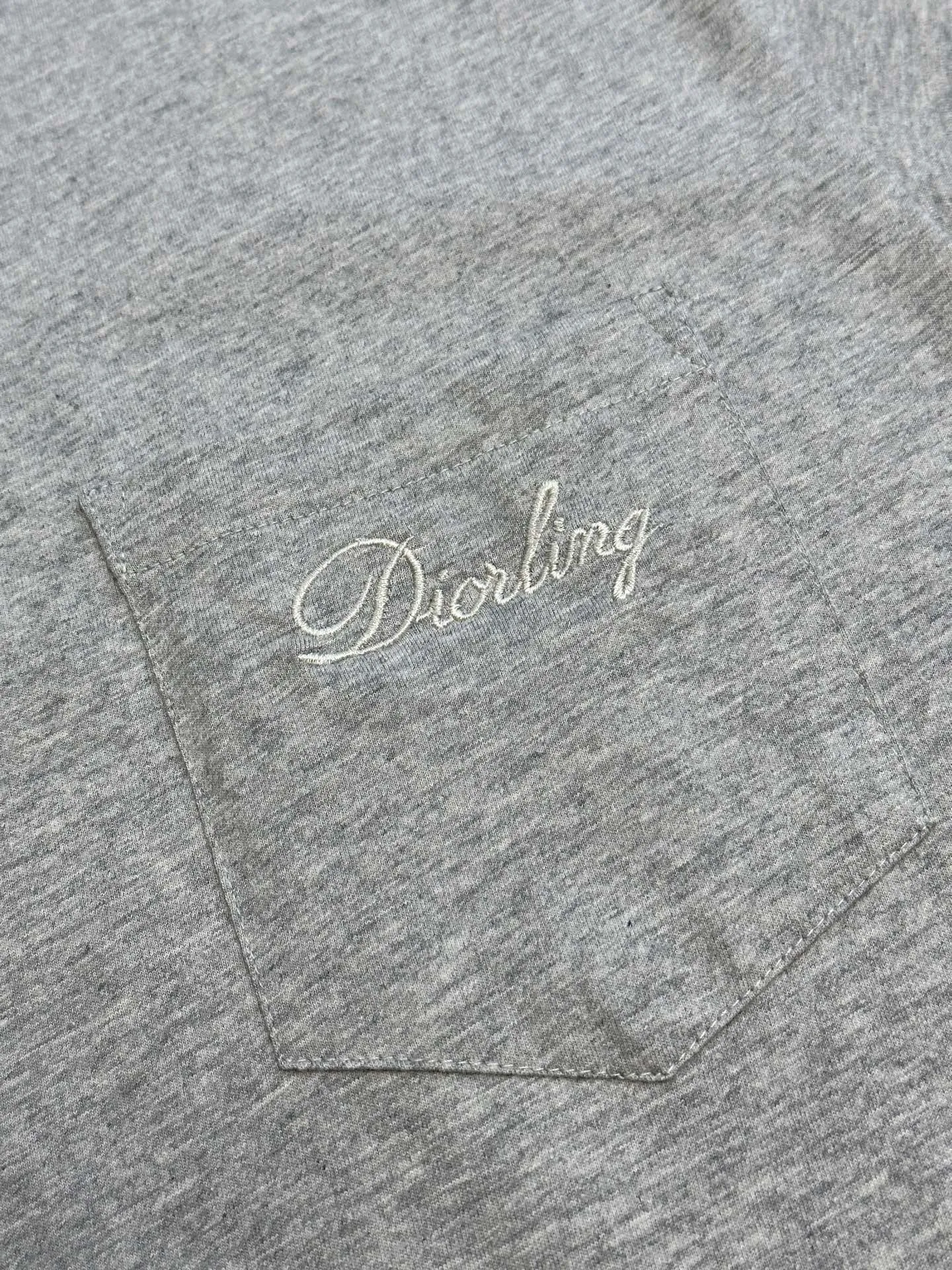 🅿️260 Dior Love Series Pocket Embroidery Round Neck Short Sleeve Cotton Jersey Fabric. Made of 24S special woven compact cotton fabric, 185g; with 32S double yarn thread, 300g. The strength of compact yarn is higher than that of traditional single yarn. The single fibers in compact yarn are closely arranged, which helps to improve the strength of the yarn. The ends of the fibers are all twisted into the yarn, so the yarn is very tight and the yarn has a smooth appearance with less hairiness. Compact spinning yarn has higher strength and less hairiness, making it less prone to fraying.  The chest is decorated with embroidery patterns, and the main body adopts precision stitch embroidery technology; the embroidery is very fine and dense, with clear patterns and strong lines and three-dimensionality. The linen material embroidery thread is combined with encrypted processing, and the embroidery body has a subtle matte visual texture; the embroidery effect is three-dimensional and full. The flat embroidery has a unique needle-to-needle design, and the embroidery is very fine and dense. The overall stitching is fine, with consistent fineness and texture, adding a sense of layering to the simple design.  Standard crew neck, short sleeve fit. The neckline is rounded and arc-shaped, suitable for various face shapes and body shapes; the sleeve length is moderate and ends just above the elbow, showing a smart and neat image. The slim fit can show off the wearer's body curves without sacrificing comfort. The collar, cuffs, hem and other parts are all sewn with fine double-needle stitching.  size：xs s m l