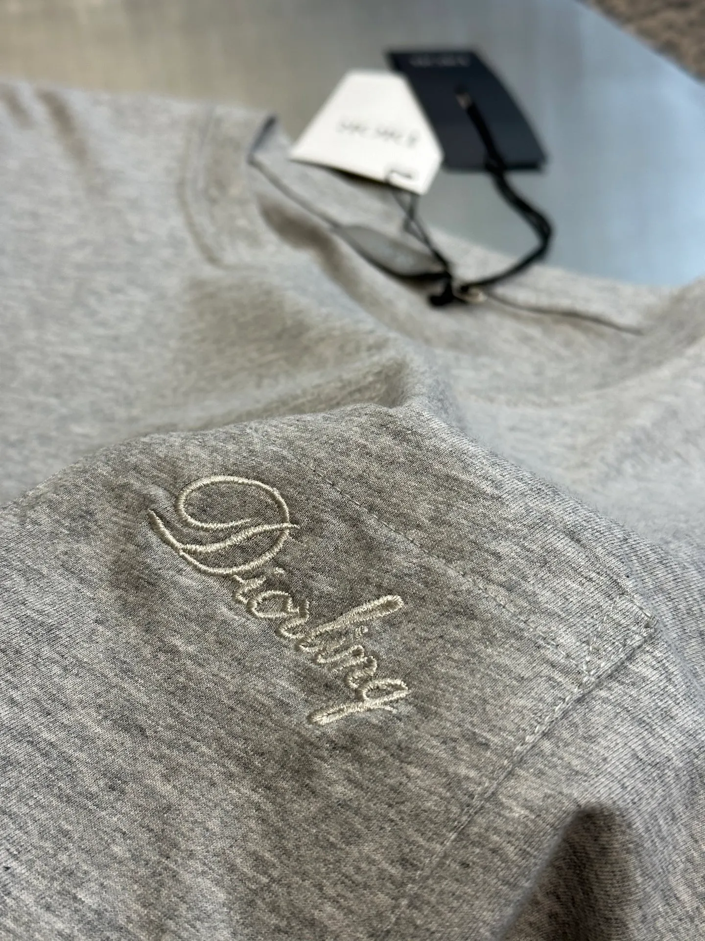 🅿️260 Dior Love Series Pocket Embroidery Round Neck Short Sleeve Cotton Jersey Fabric. Made of 24S special woven compact cotton fabric, 185g; with 32S double yarn thread, 300g. The strength of compact yarn is higher than that of traditional single yarn. The single fibers in compact yarn are closely arranged, which helps to improve the strength of the yarn. The ends of the fibers are all twisted into the yarn, so the yarn is very tight and the yarn has a smooth appearance with less hairiness. Compact spinning yarn has higher strength and less hairiness, making it less prone to fraying.  The chest is decorated with embroidery patterns, and the main body adopts precision stitch embroidery technology; the embroidery is very fine and dense, with clear patterns and strong lines and three-dimensionality. The linen material embroidery thread is combined with encrypted processing, and the embroidery body has a subtle matte visual texture; the embroidery effect is three-dimensional and full. The flat embroidery has a unique needle-to-needle design, and the embroidery is very fine and dense. The overall stitching is fine, with consistent fineness and texture, adding a sense of layering to the simple design.  Standard crew neck, short sleeve fit. The neckline is rounded and arc-shaped, suitable for various face shapes and body shapes; the sleeve length is moderate and ends just above the elbow, showing a smart and neat image. The slim fit can show off the wearer's body curves without sacrificing comfort. The collar, cuffs, hem and other parts are all sewn with fine double-needle stitching.  size：xs s m l