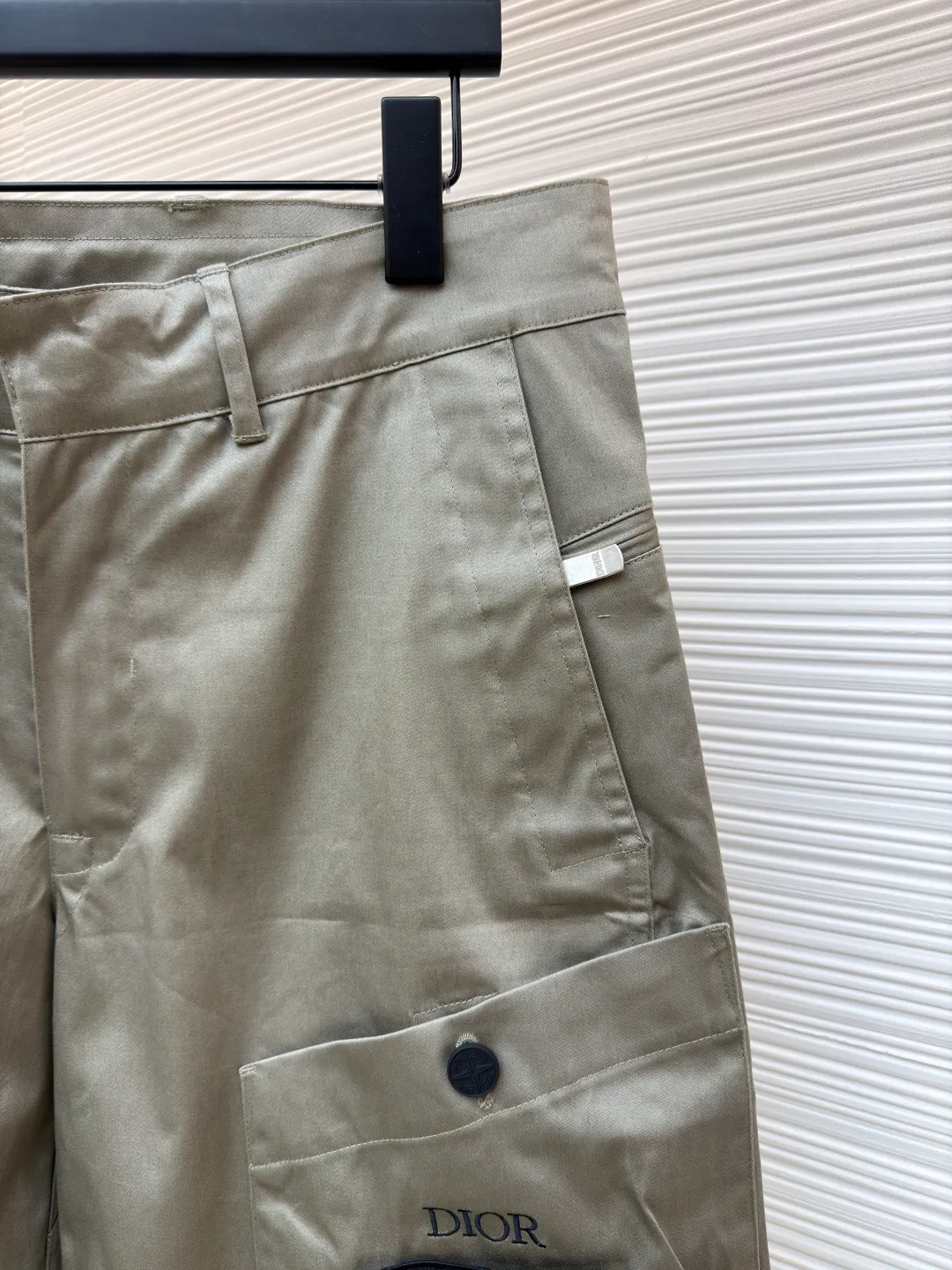 Dior Stone Island co-branded shorts ●Original version: purchased and developed for 21000 ●Item number: 1681492-B70 ●Fabric: cotton high-density twill satin fabric ●Technology: made by rubber coating ●Color: light khaki ●Version: fitted version ●Weight: about 390 grams ●Size: 44-46-48-50 ●Description: The fabric is made of [60s cotton high-density twill satin fabric], [5A grade long-staple cotton yarn], [warp and weft density 200*120], purchased Y version and printed AB color to confirm the dye formula, [custom-dyed bulk fabric color], using [2C thickness TPU hot melt adhesive film], round shaft [glue coating process], high count [ Satin fabric] plus [adhesive film to keep the fabric] 3D three-dimensional, [cool coating] can absorb moisture and perspire, [mold customization with logo rotating puller], [5# platinum corn teeth closed tail zipper], [mould customization silicone cylindrical buckle], the bag is made of [domestic high-speed machine embroidered small logo letters + grid flat embroidered seal]. The overall wiring is straight and delicate, the fabric is comfortable and soft, and the color is consistent without color difference. It can be matched with the same style to create a fashionable look and control various occasions. Customized accessories, complete with three standards, same style for men and women!