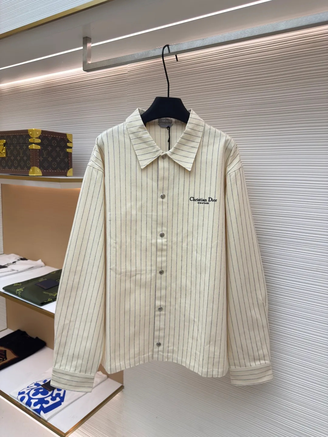 Dior herringbone striped embroidered shirt ●Authentic product: Purchased and developed for 15500 ●Item number: 1680596-B70 ●Fabric: yarn-dyed fabric ●Technology: embroidery production ●Version: fitted version ●Weight: about 570 grams ●Size: XS-S-M-L ●Description: Made of cotton 16s yarn-dyed fabric, with a warp and weft density of 96*58. Disassemble the Y plate to analyze the yarn specifications, count the warp and weft densities, and order the color of bulk dyeing yarn. Use a large-width air-jet yarn-dyed jacquard machine to weave the embryonic fabric, and the tissue can be woven The herringbone density is the same as the Y version, and the width of the finished door reaches 3m. The front panel is hand-cut with line restoration flowers, and the front and rear letters are imported from Japan with Tajima embroidery machines, embroidered with three-dimensional glue cotton embroidery thread, and matched with aluminum alloy bright letter four-button buttons. The overall wiring is straight and delicate, the fabric is comfortable and soft, and the color is consistent without color difference. It can be matched with the same style to create a fashionable look and control various occasions. Customized accessories, complete with three standards, same style for men and women!