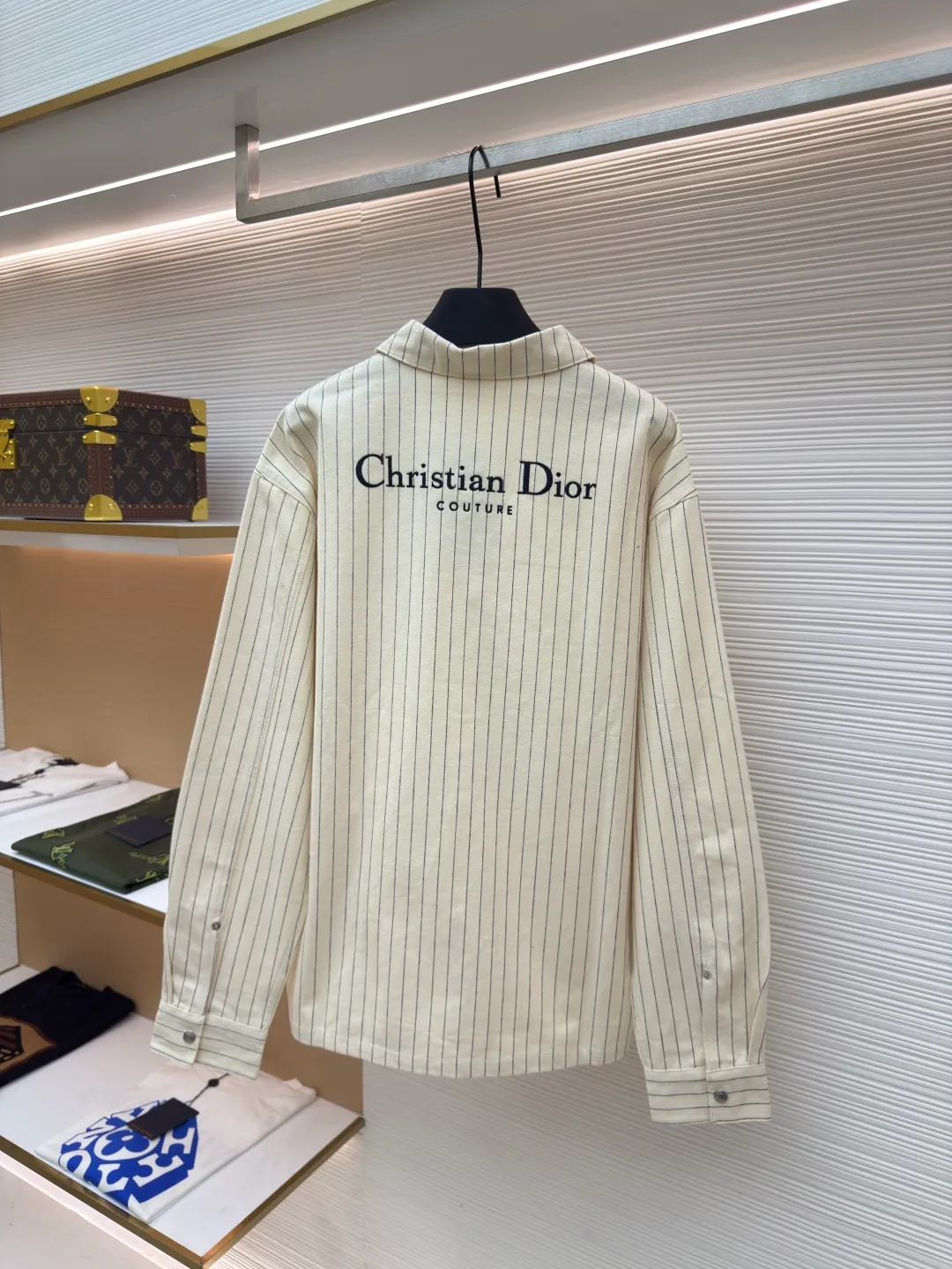 Dior herringbone striped embroidered shirt ●Authentic product: Purchased and developed for 15500 ●Item number: 1680596-B70 ●Fabric: yarn-dyed fabric ●Technology: embroidery production ●Version: fitted version ●Weight: about 570 grams ●Size: XS-S-M-L ●Description: Made of cotton 16s yarn-dyed fabric, with a warp and weft density of 96*58. Disassemble the Y plate to analyze the yarn specifications, count the warp and weft densities, and order the color of bulk dyeing yarn. Use a large-width air-jet yarn-dyed jacquard machine to weave the embryonic fabric, and the tissue can be woven The herringbone density is the same as the Y version, and the width of the finished door reaches 3m. The front panel is hand-cut with line restoration flowers, and the front and rear letters are imported from Japan with Tajima embroidery machines, embroidered with three-dimensional glue cotton embroidery thread, and matched with aluminum alloy bright letter four-button buttons. The overall wiring is straight and delicate, the fabric is comfortable and soft, and the color is consistent without color difference. It can be matched with the same style to create a fashionable look and control various occasions. Customized accessories, complete with three standards, same style for men and women!