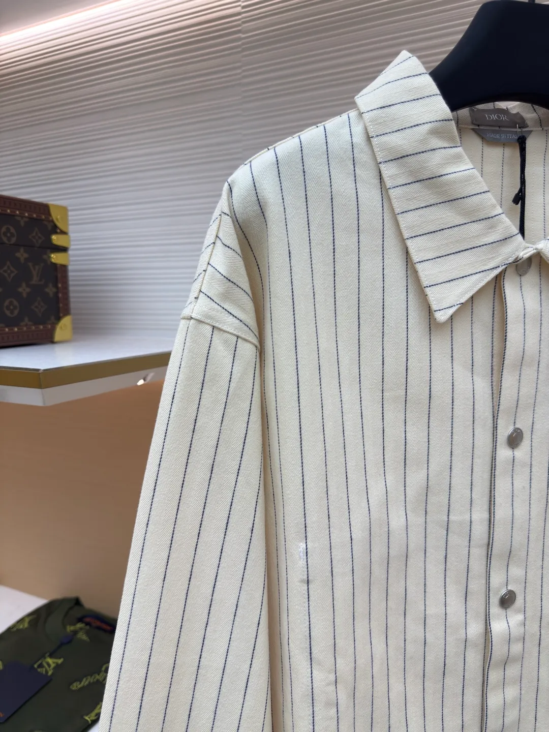 Dior herringbone striped embroidered shirt ●Authentic product: Purchased and developed for 15500 ●Item number: 1680596-B70 ●Fabric: yarn-dyed fabric ●Technology: embroidery production ●Version: fitted version ●Weight: about 570 grams ●Size: XS-S-M-L ●Description: Made of cotton 16s yarn-dyed fabric, with a warp and weft density of 96*58. Disassemble the Y plate to analyze the yarn specifications, count the warp and weft densities, and order the color of bulk dyeing yarn. Use a large-width air-jet yarn-dyed jacquard machine to weave the embryonic fabric, and the tissue can be woven The herringbone density is the same as the Y version, and the width of the finished door reaches 3m. The front panel is hand-cut with line restoration flowers, and the front and rear letters are imported from Japan with Tajima embroidery machines, embroidered with three-dimensional glue cotton embroidery thread, and matched with aluminum alloy bright letter four-button buttons. The overall wiring is straight and delicate, the fabric is comfortable and soft, and the color is consistent without color difference. It can be matched with the same style to create a fashionable look and control various occasions. Customized accessories, complete with three standards, same style for men and women!