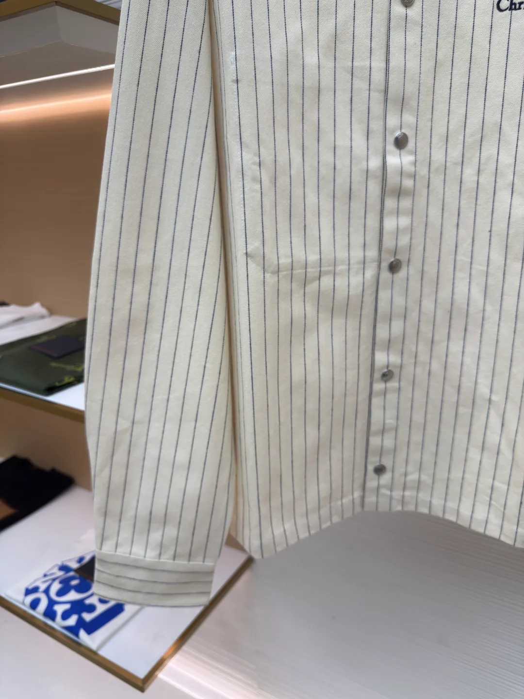 Dior herringbone striped embroidered shirt ●Authentic product: Purchased and developed for 15500 ●Item number: 1680596-B70 ●Fabric: yarn-dyed fabric ●Technology: embroidery production ●Version: fitted version ●Weight: about 570 grams ●Size: XS-S-M-L ●Description: Made of cotton 16s yarn-dyed fabric, with a warp and weft density of 96*58. Disassemble the Y plate to analyze the yarn specifications, count the warp and weft densities, and order the color of bulk dyeing yarn. Use a large-width air-jet yarn-dyed jacquard machine to weave the embryonic fabric, and the tissue can be woven The herringbone density is the same as the Y version, and the width of the finished door reaches 3m. The front panel is hand-cut with line restoration flowers, and the front and rear letters are imported from Japan with Tajima embroidery machines, embroidered with three-dimensional glue cotton embroidery thread, and matched with aluminum alloy bright letter four-button buttons. The overall wiring is straight and delicate, the fabric is comfortable and soft, and the color is consistent without color difference. It can be matched with the same style to create a fashionable look and control various occasions. Customized accessories, complete with three standards, same style for men and women!