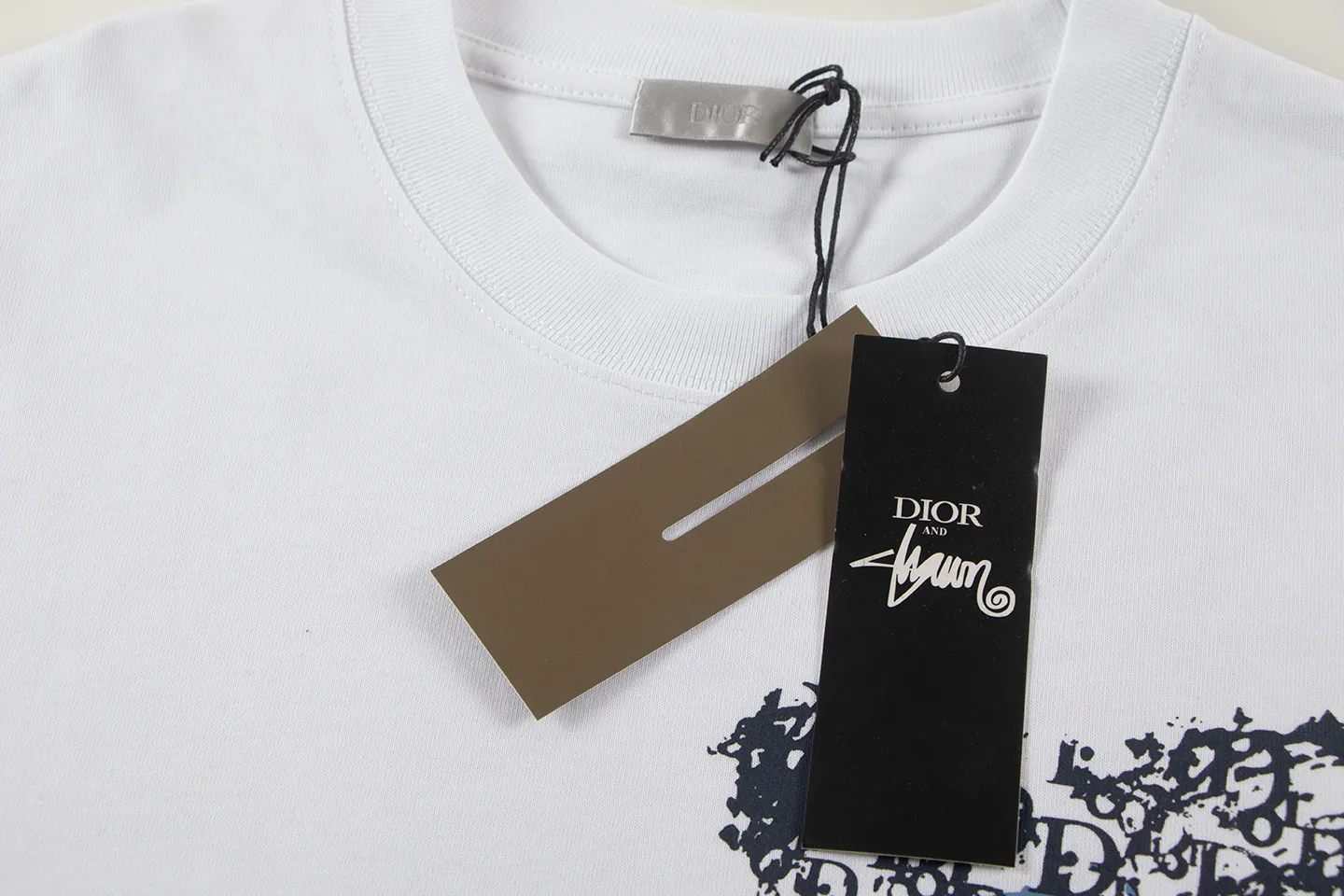 🅿️146 Dior*2025 latest short-sleeved material: high version 300g double yarn combed cotton Size: S M L XL Color: black white Style number: W2553