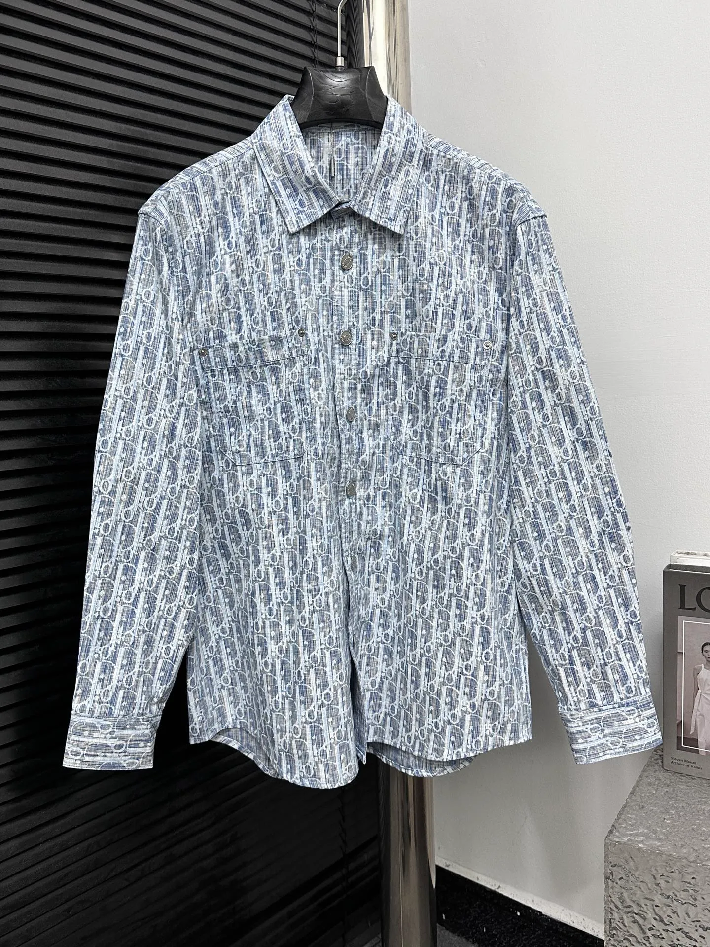 🅿️400 high version [Dior] Dior presbyopia all-over logo jacquard long-sleeved denim shirt. Exclusive molding and custom-made aluminum buckles. It will not rust easily after being stored for a long time after washing. The "Dior" letters on the small buttons on the pockets are clearly visible. The letters on the fabric are printed using a discharge printing process. The color of the original yarn is turned white and gray. It is not the so-called printed or jacquard fabric on the market. The fabric texture is thick and stiff, not the soft and thin material on the market. Pay attention to the distinction. The fabric characteristics are not easy to wrinkle. The dyeing yarn 100% restores the original color. Feel free to compare. Size: 38 39 40 41