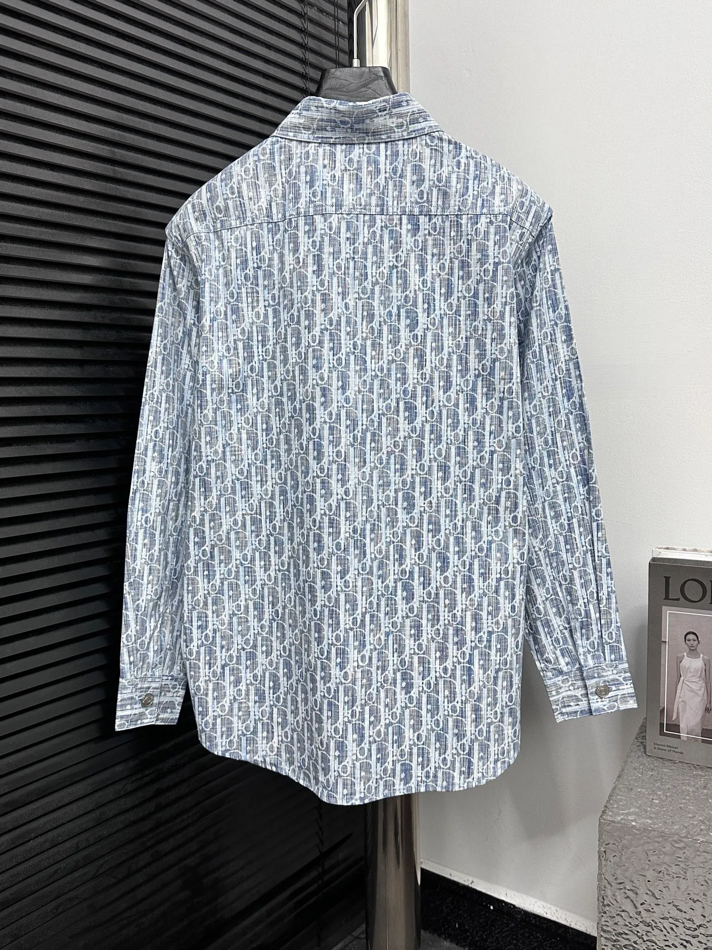 🅿️400 high version [Dior] Dior presbyopia all-over logo jacquard long-sleeved denim shirt. Exclusive molding and custom-made aluminum buckles. It will not rust easily after being stored for a long time after washing. The "Dior" letters on the small buttons on the pockets are clearly visible. The letters on the fabric are printed using a discharge printing process. The color of the original yarn is turned white and gray. It is not the so-called printed or jacquard fabric on the market. The fabric texture is thick and stiff, not the soft and thin material on the market. Pay attention to the distinction. The fabric characteristics are not easy to wrinkle. The dyeing yarn 100% restores the original color. Feel free to compare. Size: 38 39 40 41