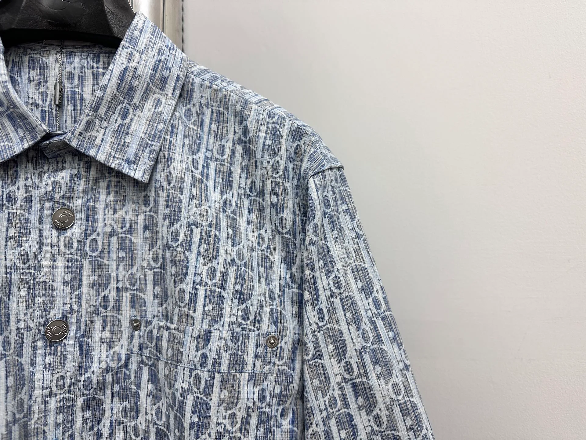🅿️400 high version [Dior] Dior presbyopia all-over logo jacquard long-sleeved denim shirt. Exclusive molding and custom-made aluminum buckles. It will not rust easily after being stored for a long time after washing. The "Dior" letters on the small buttons on the pockets are clearly visible. The letters on the fabric are printed using a discharge printing process. The color of the original yarn is turned white and gray. It is not the so-called printed or jacquard fabric on the market. The fabric texture is thick and stiff, not the soft and thin material on the market. Pay attention to the distinction. The fabric characteristics are not easy to wrinkle. The dyeing yarn 100% restores the original color. Feel free to compare. Size: 38 39 40 41