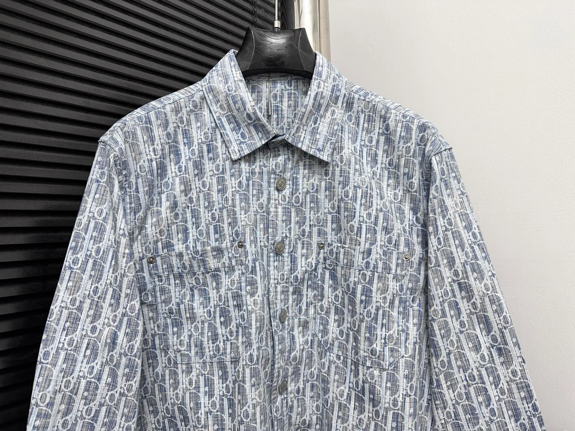 🅿️400 high version [Dior] Dior presbyopia all-over logo jacquard long-sleeved denim shirt. Exclusive molding and custom-made aluminum buckles. It will not rust easily after being stored for a long time after washing. The "Dior" letters on the small buttons on the pockets are clearly visible. The letters on the fabric are printed using a discharge printing process. The color of the original yarn is turned white and gray. It is not the so-called printed or jacquard fabric on the market. The fabric texture is thick and stiff, not the soft and thin material on the market. Pay attention to the distinction. The fabric characteristics are not easy to wrinkle. The dyeing yarn 100% restores the original color. Feel free to compare. Size: 38 39 40 41
