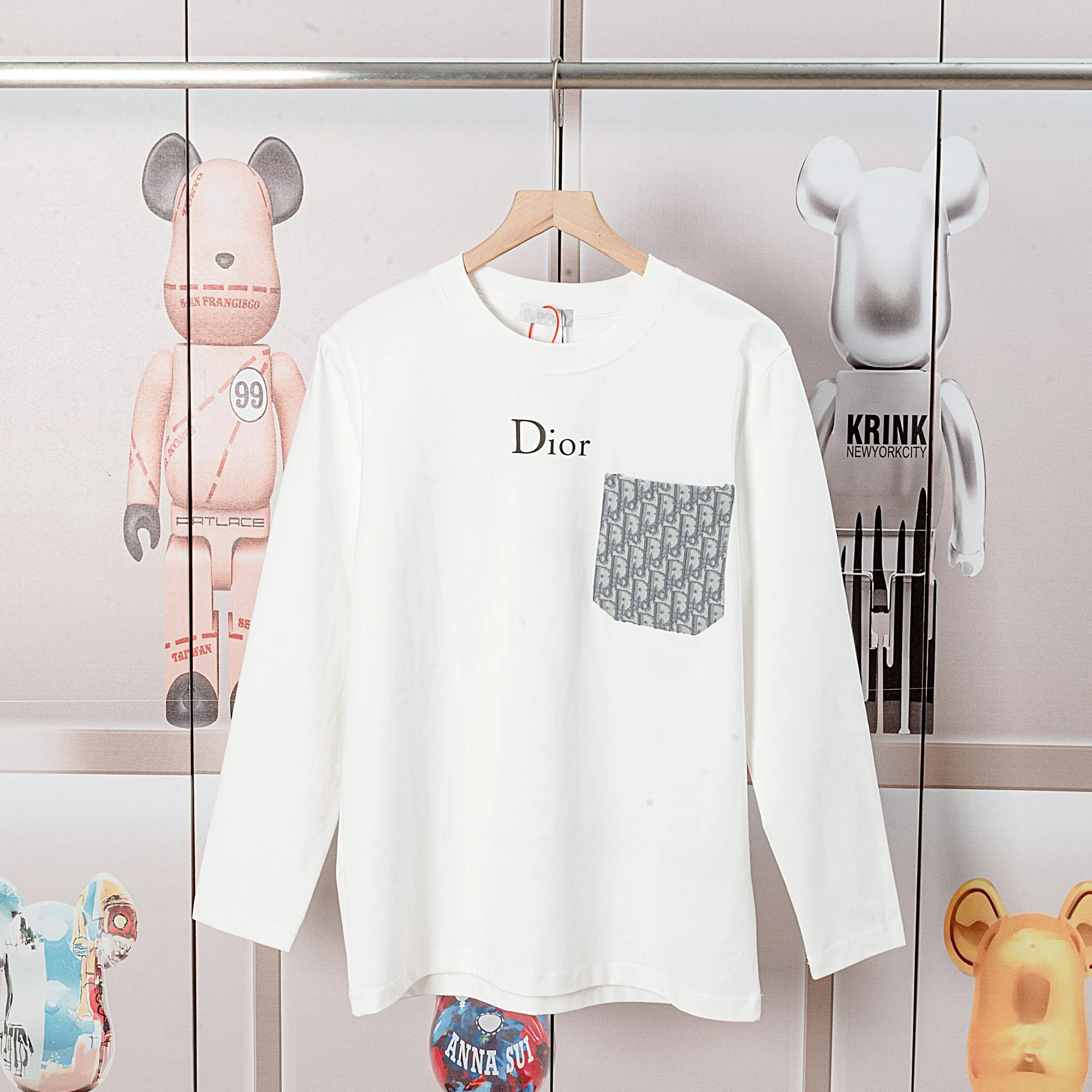 🅿️230 Dior DIOR new autumn and winter fabric pocket printed long sleeves, high quality 🔥nylon pure cotton washable hand feel, logo printing on the front, fabric pocket decoration, specially customized ribbing. The fabric is comfortable and soft, restoring the trend brought by special craftsmanship, custom dyed, complete with three standards. Non-market ordinary version. Compare at will. Quality is absolutely guaranteed. Same style for men and women. Color: Black White Size: S M L XL [Style No. A3308]