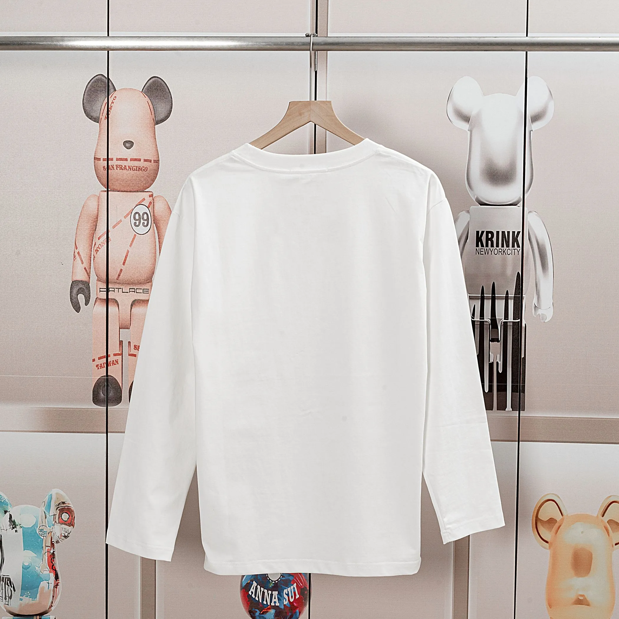 🅿️230 Dior DIOR new autumn and winter fabric pocket printed long sleeves, high quality 🔥nylon pure cotton washable hand feel, logo printing on the front, fabric pocket decoration, specially customized ribbing. The fabric is comfortable and soft, restoring the trend brought by special craftsmanship, custom dyed, complete with three standards. Non-market ordinary version. Compare at will. Quality is absolutely guaranteed. Same style for men and women. Color: Black White Size: S M L XL [Style No. A3308]