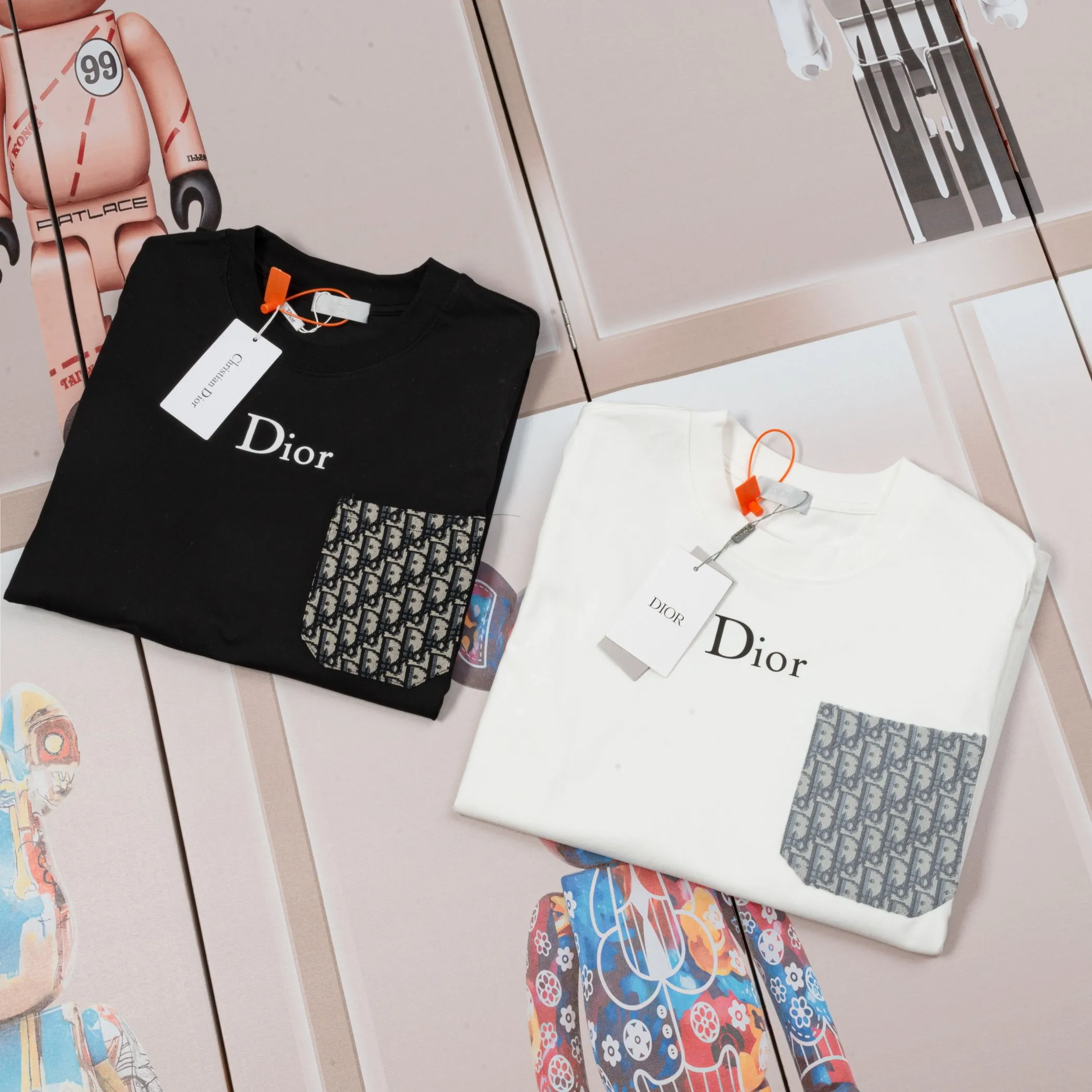 🅿️230 Dior DIOR new autumn and winter fabric pocket printed long sleeves, high quality 🔥nylon pure cotton washable hand feel, logo printing on the front, fabric pocket decoration, specially customized ribbing. The fabric is comfortable and soft, restoring the trend brought by special craftsmanship, custom dyed, complete with three standards. Non-market ordinary version. Compare at will. Quality is absolutely guaranteed. Same style for men and women. Color: Black White Size: S M L XL [Style No. A3308]