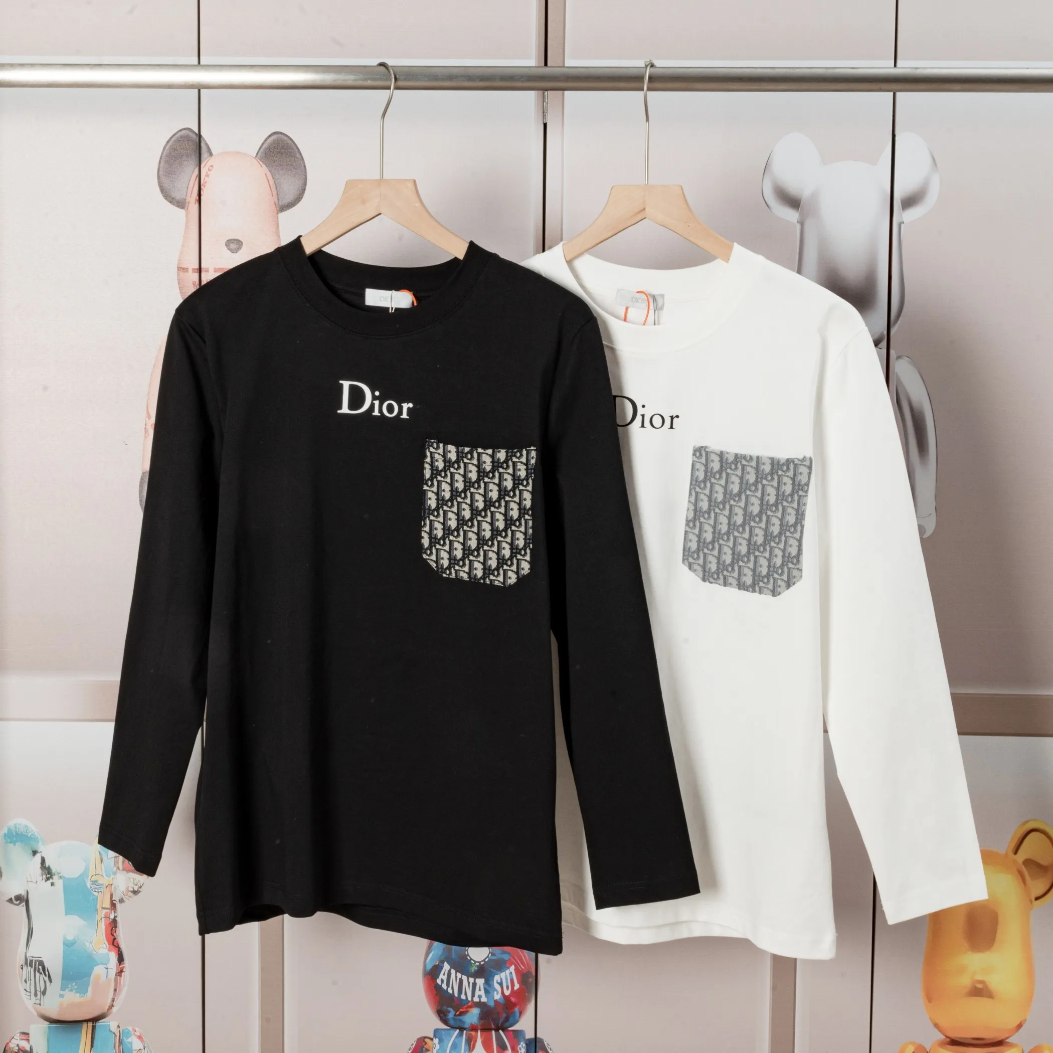 🅿️230 Dior DIOR new autumn and winter fabric pocket printed long sleeves, high quality 🔥nylon pure cotton washable hand feel, logo printing on the front, fabric pocket decoration, specially customized ribbing. The fabric is comfortable and soft, restoring the trend brought by special craftsmanship, custom dyed, complete with three standards. Non-market ordinary version. Compare at will. Quality is absolutely guaranteed. Same style for men and women. Color: Black White Size: S M L XL [Style No. A3308]