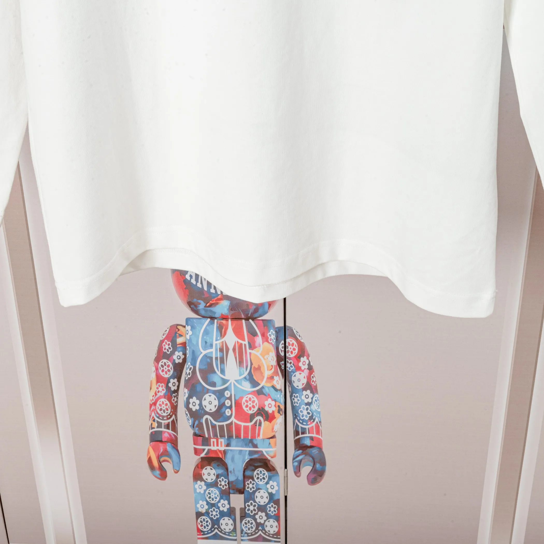 🅿️230 Dior DIOR new autumn and winter fabric pocket printed long sleeves, high quality 🔥nylon pure cotton washable hand feel, logo printing on the front, fabric pocket decoration, specially customized ribbing. The fabric is comfortable and soft, restoring the trend brought by special craftsmanship, custom dyed, complete with three standards. Non-market ordinary version. Compare at will. Quality is absolutely guaranteed. Same style for men and women. Color: Black White Size: S M L XL [Style No. A3308]