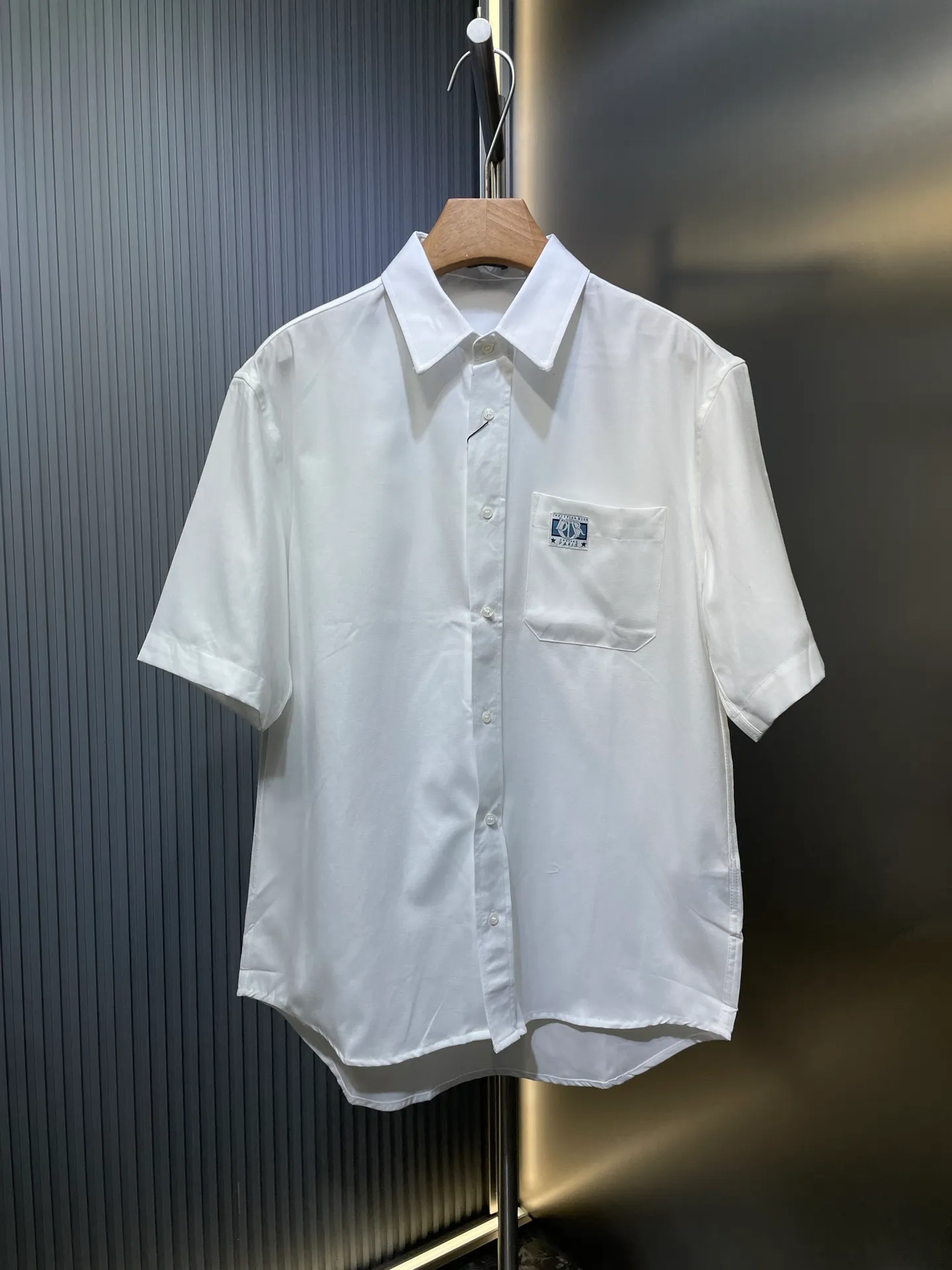 🅿️380 Dior 🌟【Top Replica】Label short-sleeved shirt. Made of Oxford spinning. Designed and processed using combed cotton fabrics. Light and breathable. Comfortable and close to the skin. Decorated with patch pockets on the chest. Highlights the classic Dior Charm. Woven label embellishment. Clean fit. Innate affinity. No unnecessary complexity. Elegant temperament. Refreshed. Process 1: Use imported special machine infrared to position the "Dior label" for more accurate positioning. Firm and strong Craftsmanship 2: Three-dimensional cutting of human body Return to traditional craftsmanship through segmentation, folding, shrinking and stretching techniques. The so-called slow work produces fine work, which is the respect for materials and the pursuit of feel. Complex workmanship, tedious, slow timeliness, high loss. Accessories: Customized 1:1 Dior trademark Customized 1:1 Dior buttons Version: Fitted version Size: 37 38 39 40