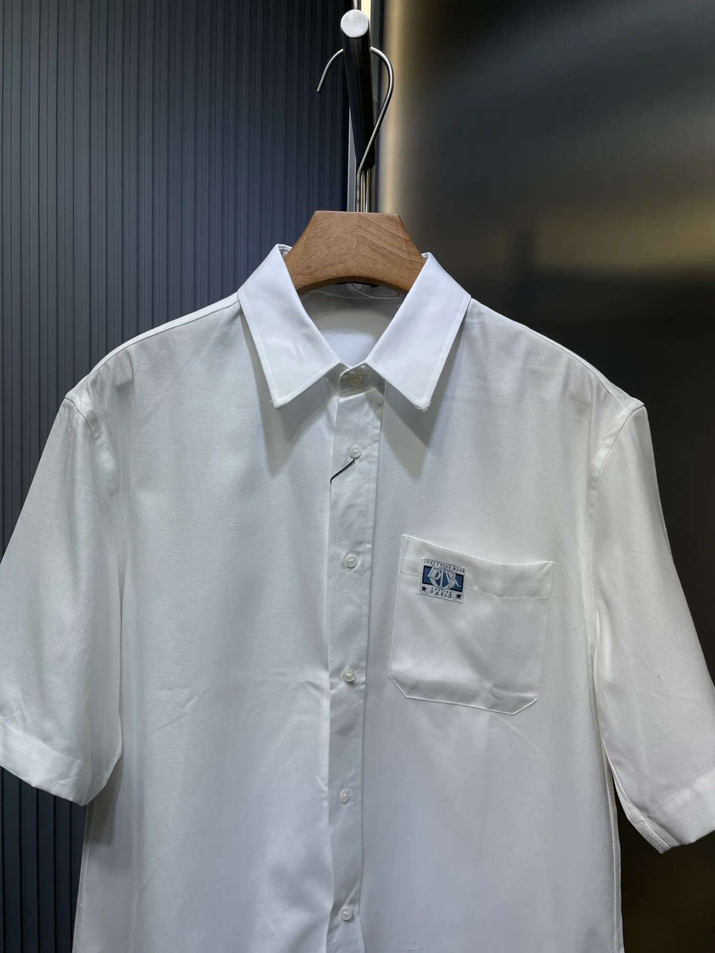 🅿️380 Dior 🌟【Top Replica】Label short-sleeved shirt. Made of Oxford spinning. Designed and processed using combed cotton fabrics. Light and breathable. Comfortable and close to the skin. Decorated with patch pockets on the chest. Highlights the classic Dior Charm. Woven label embellishment. Clean fit. Innate affinity. No unnecessary complexity. Elegant temperament. Refreshed. Process 1: Use imported special machine infrared to position the "Dior label" for more accurate positioning. Firm and strong Craftsmanship 2: Three-dimensional cutting of human body Return to traditional craftsmanship through segmentation, folding, shrinking and stretching techniques. The so-called slow work produces fine work, which is the respect for materials and the pursuit of feel. Complex workmanship, tedious, slow timeliness, high loss. Accessories: Customized 1:1 Dior trademark Customized 1:1 Dior buttons Version: Fitted version Size: 37 38 39 40
