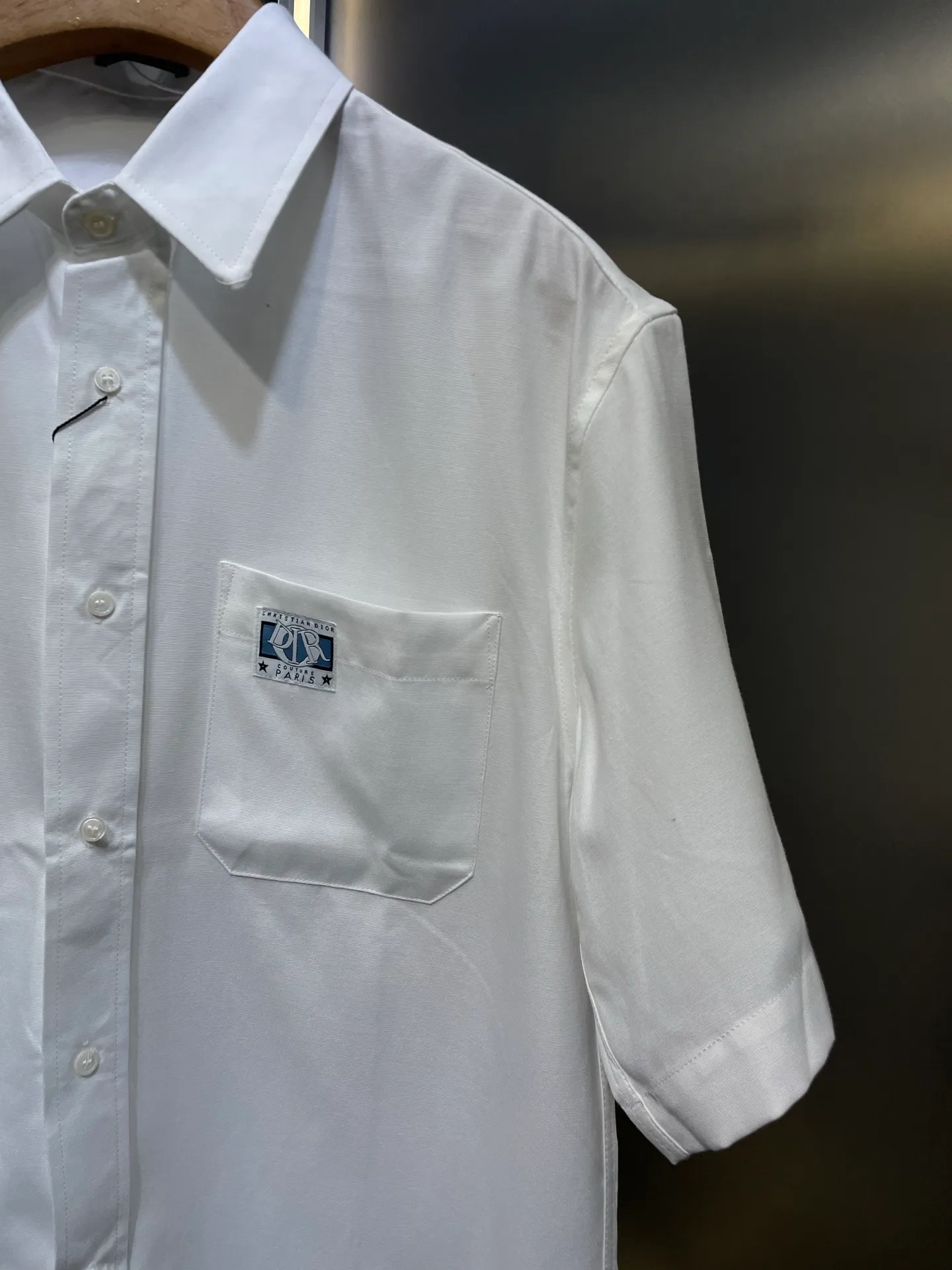 🅿️380 Dior 🌟【Top Replica】Label short-sleeved shirt. Made of Oxford spinning. Designed and processed using combed cotton fabrics. Light and breathable. Comfortable and close to the skin. Decorated with patch pockets on the chest. Highlights the classic Dior Charm. Woven label embellishment. Clean fit. Innate affinity. No unnecessary complexity. Elegant temperament. Refreshed. Process 1: Use imported special machine infrared to position the "Dior label" for more accurate positioning. Firm and strong Craftsmanship 2: Three-dimensional cutting of human body Return to traditional craftsmanship through segmentation, folding, shrinking and stretching techniques. The so-called slow work produces fine work, which is the respect for materials and the pursuit of feel. Complex workmanship, tedious, slow timeliness, high loss. Accessories: Customized 1:1 Dior trademark Customized 1:1 Dior buttons Version: Fitted version Size: 37 38 39 40