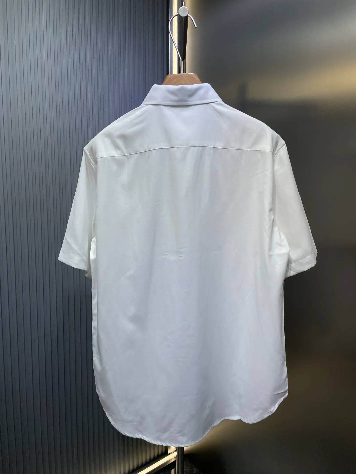 🅿️380 Dior 🌟【Top Replica】Label short-sleeved shirt. Made of Oxford spinning. Designed and processed using combed cotton fabrics. Light and breathable. Comfortable and close to the skin. Decorated with patch pockets on the chest. Highlights the classic Dior Charm. Woven label embellishment. Clean fit. Innate affinity. No unnecessary complexity. Elegant temperament. Refreshed. Process 1: Use imported special machine infrared to position the "Dior label" for more accurate positioning. Firm and strong Craftsmanship 2: Three-dimensional cutting of human body Return to traditional craftsmanship through segmentation, folding, shrinking and stretching techniques. The so-called slow work produces fine work, which is the respect for materials and the pursuit of feel. Complex workmanship, tedious, slow timeliness, high loss. Accessories: Customized 1:1 Dior trademark Customized 1:1 Dior buttons Version: Fitted version Size: 37 38 39 40