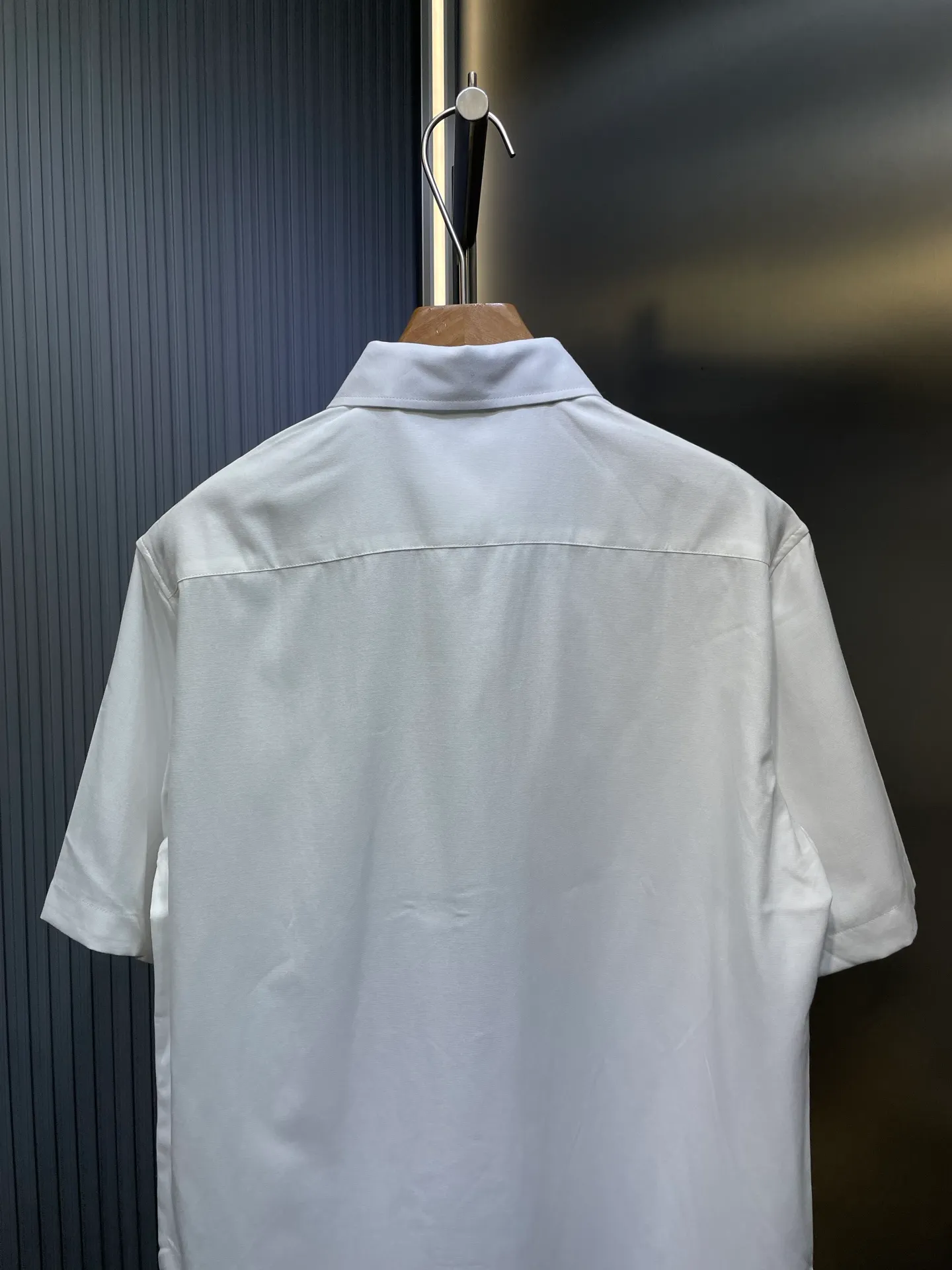 🅿️380 Dior 🌟【Top Replica】Label short-sleeved shirt. Made of Oxford spinning. Designed and processed using combed cotton fabrics. Light and breathable. Comfortable and close to the skin. Decorated with patch pockets on the chest. Highlights the classic Dior Charm. Woven label embellishment. Clean fit. Innate affinity. No unnecessary complexity. Elegant temperament. Refreshed. Process 1: Use imported special machine infrared to position the "Dior label" for more accurate positioning. Firm and strong Craftsmanship 2: Three-dimensional cutting of human body Return to traditional craftsmanship through segmentation, folding, shrinking and stretching techniques. The so-called slow work produces fine work, which is the respect for materials and the pursuit of feel. Complex workmanship, tedious, slow timeliness, high loss. Accessories: Customized 1:1 Dior trademark Customized 1:1 Dior buttons Version: Fitted version Size: 37 38 39 40