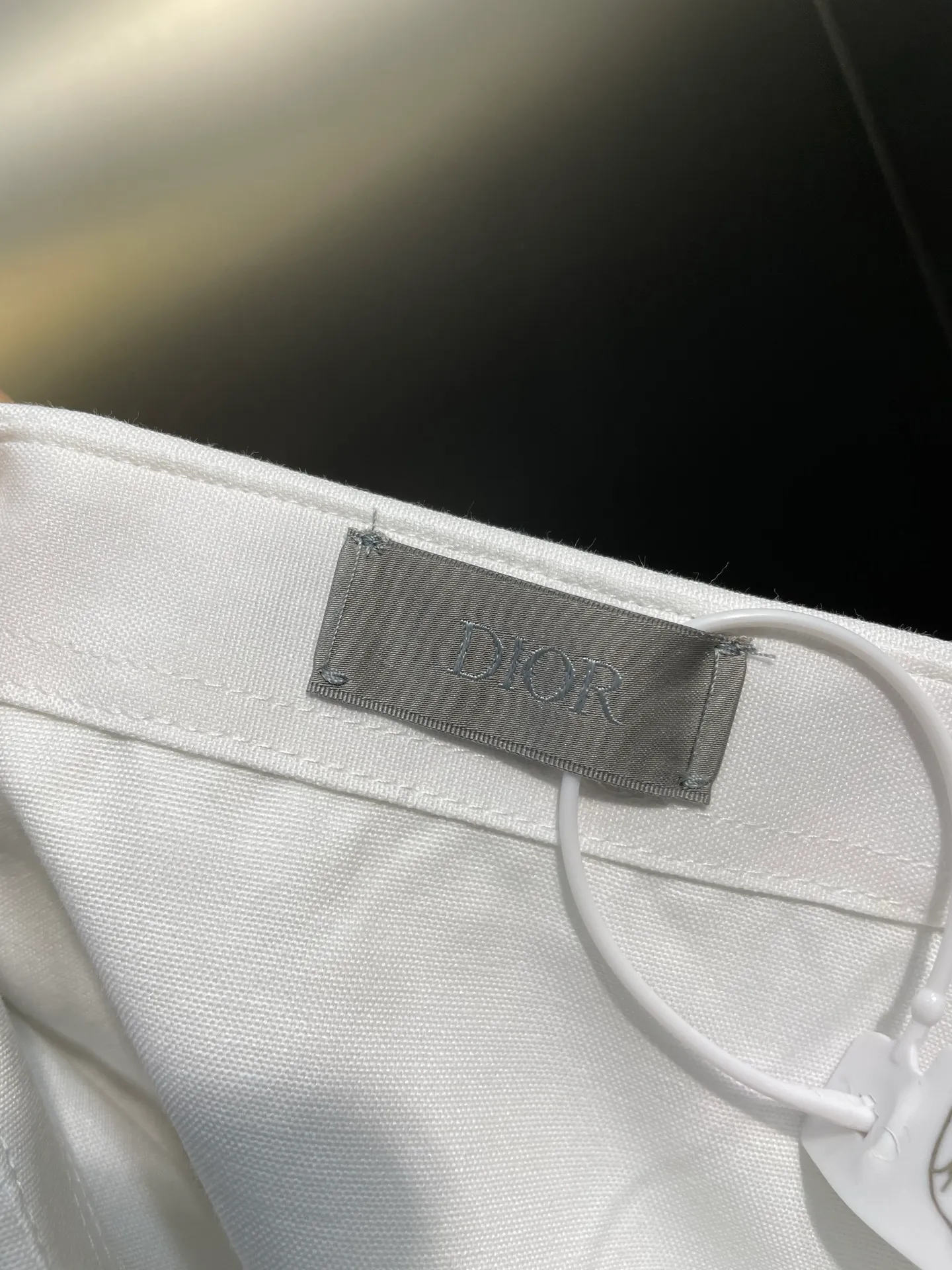 🅿️380 Dior 🌟【Top Replica】Label short-sleeved shirt. Made of Oxford spinning. Designed and processed using combed cotton fabrics. Light and breathable. Comfortable and close to the skin. Decorated with patch pockets on the chest. Highlights the classic Dior Charm. Woven label embellishment. Clean fit. Innate affinity. No unnecessary complexity. Elegant temperament. Refreshed. Process 1: Use imported special machine infrared to position the "Dior label" for more accurate positioning. Firm and strong Craftsmanship 2: Three-dimensional cutting of human body Return to traditional craftsmanship through segmentation, folding, shrinking and stretching techniques. The so-called slow work produces fine work, which is the respect for materials and the pursuit of feel. Complex workmanship, tedious, slow timeliness, high loss. Accessories: Customized 1:1 Dior trademark Customized 1:1 Dior buttons Version: Fitted version Size: 37 38 39 40