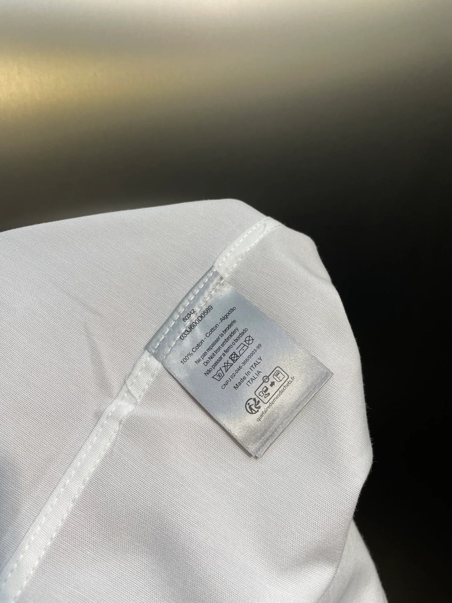 🅿️380 Dior 🌟【Top Replica】Label short-sleeved shirt. Made of Oxford spinning. Designed and processed using combed cotton fabrics. Light and breathable. Comfortable and close to the skin. Decorated with patch pockets on the chest. Highlights the classic Dior Charm. Woven label embellishment. Clean fit. Innate affinity. No unnecessary complexity. Elegant temperament. Refreshed. Process 1: Use imported special machine infrared to position the "Dior label" for more accurate positioning. Firm and strong Craftsmanship 2: Three-dimensional cutting of human body Return to traditional craftsmanship through segmentation, folding, shrinking and stretching techniques. The so-called slow work produces fine work, which is the respect for materials and the pursuit of feel. Complex workmanship, tedious, slow timeliness, high loss. Accessories: Customized 1:1 Dior trademark Customized 1:1 Dior buttons Version: Fitted version Size: 37 38 39 40