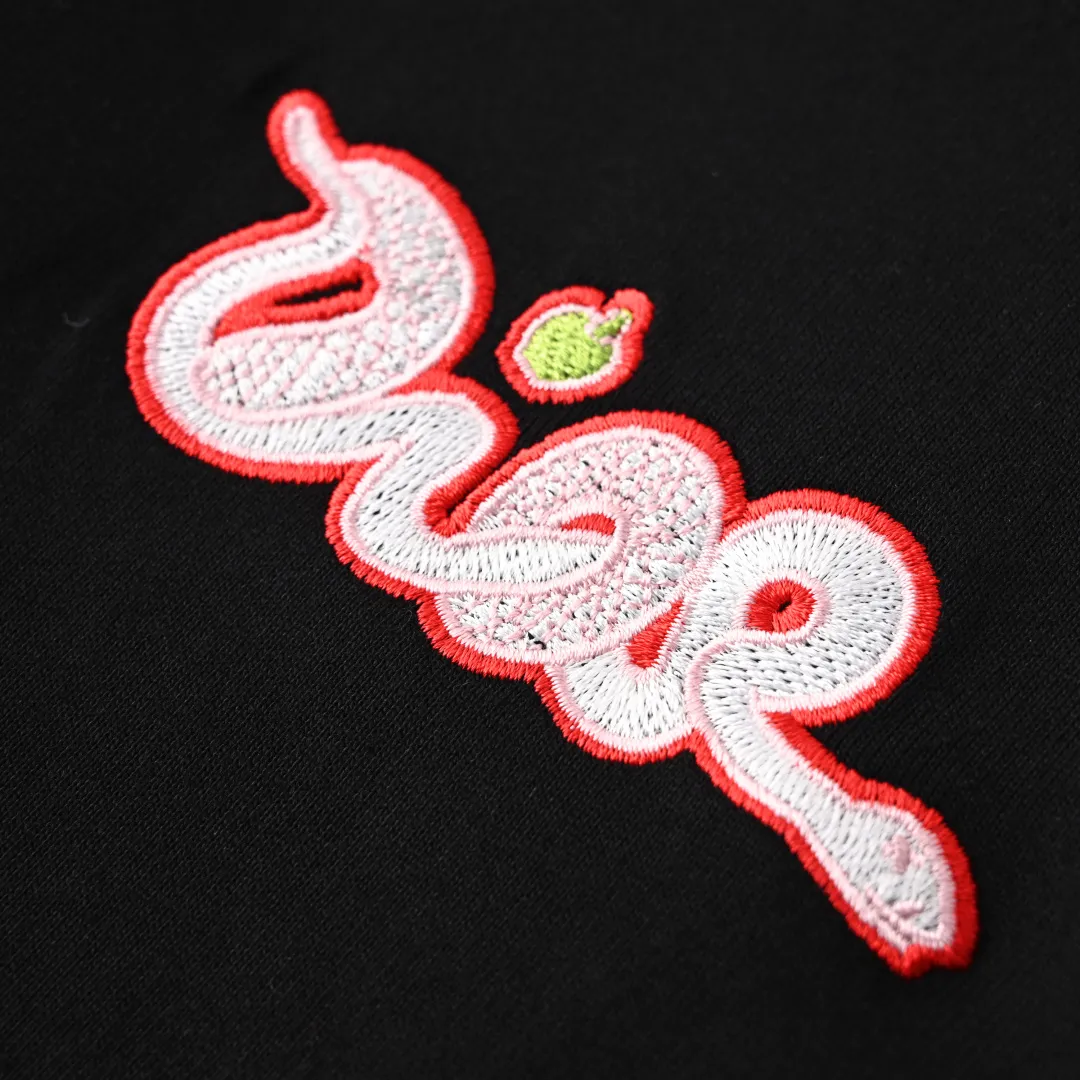 🅿️290 (Higher version) DIOR CD T-shirt from DO AND KAWS limited collection. The Year of the Snake graphic design reinterprets the classic logo. Contrasting logo patch at chest. The imported machine-made tatami embroidery technology makes the letter logo appear delicate and exquisite, enhancing the decorative effect. Use an embroidery machine to embroider the designed letter logo onto the patch. Size：S-L