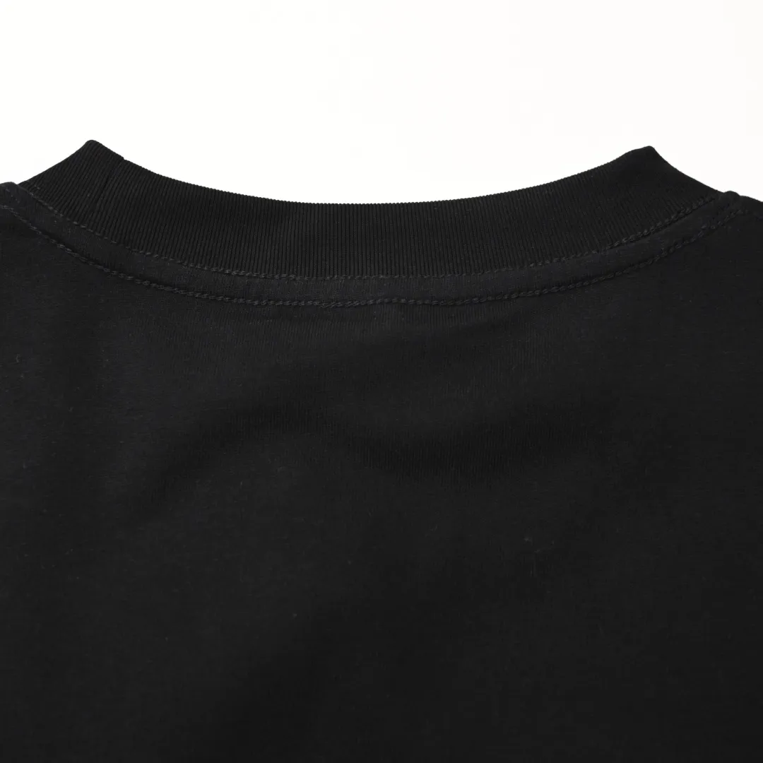 🅿️290 (Higher version) DIOR CD T-shirt from DO AND KAWS limited collection. The Year of the Snake graphic design reinterprets the classic logo. Contrasting logo patch at chest. The imported machine-made tatami embroidery technology makes the letter logo appear delicate and exquisite, enhancing the decorative effect. Use an embroidery machine to embroider the designed letter logo onto the patch. Size：S-L