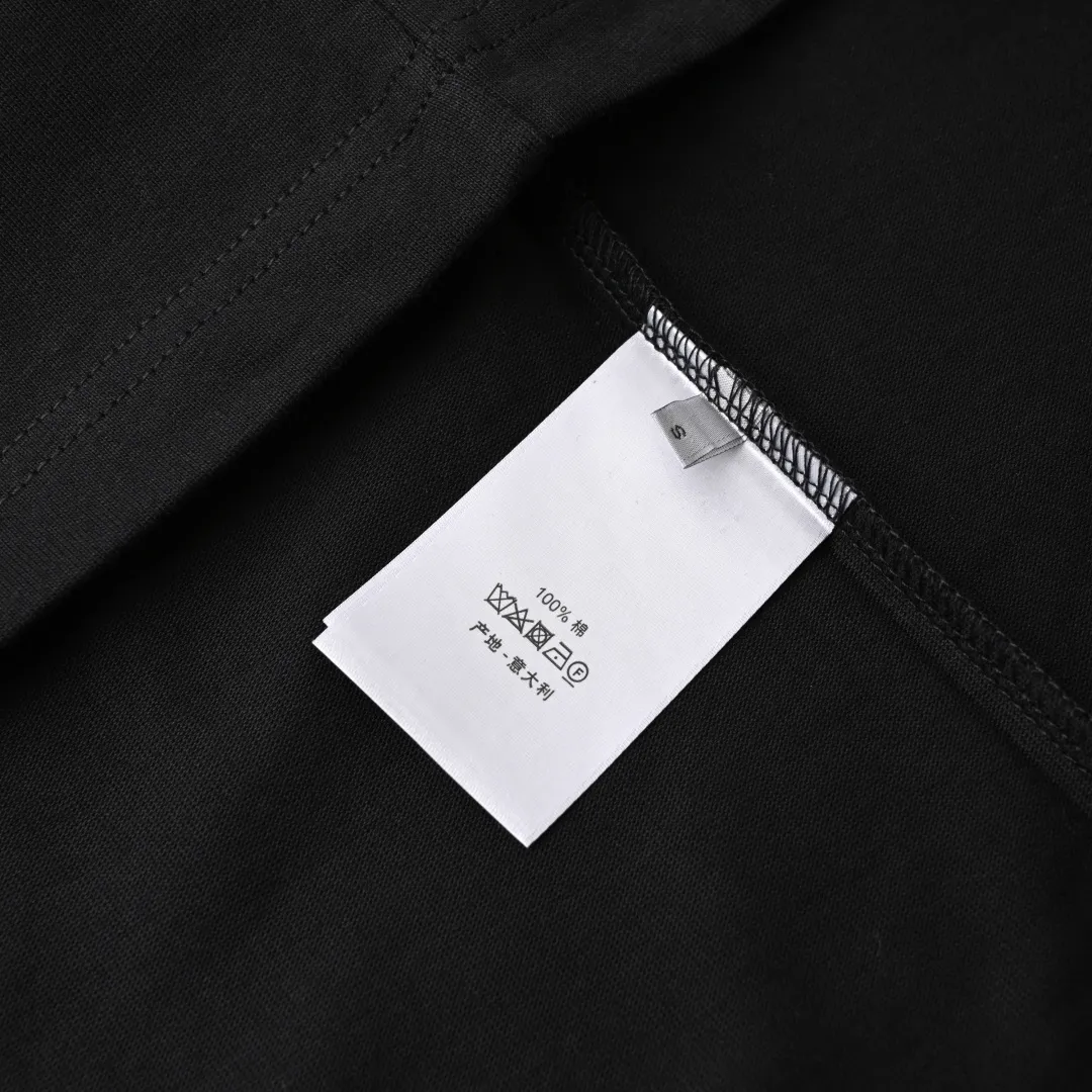 🅿️290 (Higher version) DIOR CD T-shirt from DO AND KAWS limited collection. The Year of the Snake graphic design reinterprets the classic logo. Contrasting logo patch at chest. The imported machine-made tatami embroidery technology makes the letter logo appear delicate and exquisite, enhancing the decorative effect. Use an embroidery machine to embroider the designed letter logo onto the patch. Size：S-L