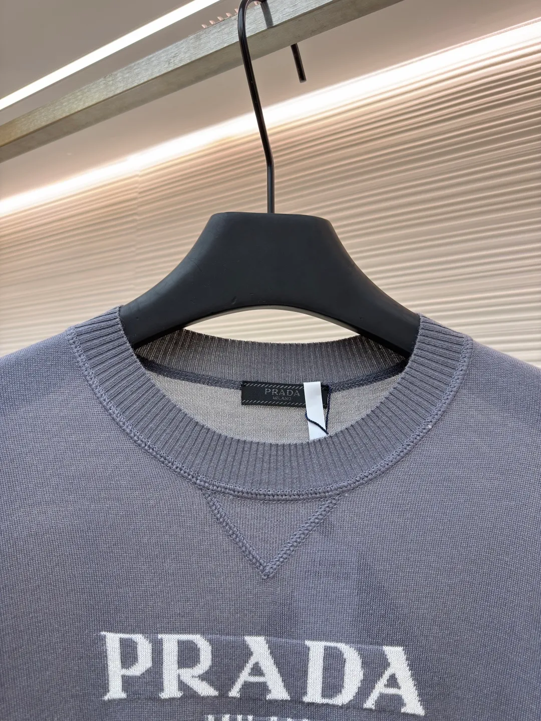 Prada classic LOGO jacquard wool round neck short sleeves ●Original version: purchased and developed by 11988 ●Item number: 1682515-A45 ●Fabric: wool fabric ●Technology: jacquard production ●Color: gray ●Version: fitted version ●Weight: about 150 grams ●Size: 46-48-50-52 ●Description: This PRADA gray knitted short-sleeve is woven with high-quality combed cotton threads. The body is made of vertical pit knitting technology. The texture is three-dimensional and elastic. It is soft and breathable when worn next to the skin. It has good drape and stiffness, and is not prone to pilling and deformation. The brand letters and badge pattern on the front of the garment are made with precision embroidery technology. The embroidery thread is made of imported high-gloss yarn. The stitches are dense and even, and the pattern is three-dimensional and clear. It forms a texture contrast with the knitted base to highlight the brand recognition. The neckline is a classic round neck design, with double-needle reinforced hemming technology and a customized threaded collar, which is durable and not easy to loosen. The cuffs and hem are ribbed in the same color. The overall cut is a loose silhouette. The stitching is straight and fine. The customized accessories and three standards are complete. The detailed craftsmanship shows the level of luxury. It is suitable for casual daily and light business wear scenarios. The overall wiring is straight and delicate, the fabric is comfortable and soft, and the color is consistent without color difference. It can be matched with the same style to create a fashionable look and control various occasions. Customized accessories, complete with three standards, same style for men and women!