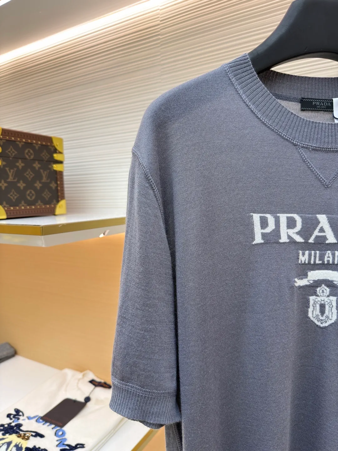 Prada classic LOGO jacquard wool round neck short sleeves ●Original version: purchased and developed by 11988 ●Item number: 1682515-A45 ●Fabric: wool fabric ●Technology: jacquard production ●Color: gray ●Version: fitted version ●Weight: about 150 grams ●Size: 46-48-50-52 ●Description: This PRADA gray knitted short-sleeve is woven with high-quality combed cotton threads. The body is made of vertical pit knitting technology. The texture is three-dimensional and elastic. It is soft and breathable when worn next to the skin. It has good drape and stiffness, and is not prone to pilling and deformation. The brand letters and badge pattern on the front of the garment are made with precision embroidery technology. The embroidery thread is made of imported high-gloss yarn. The stitches are dense and even, and the pattern is three-dimensional and clear. It forms a texture contrast with the knitted base to highlight the brand recognition. The neckline is a classic round neck design, with double-needle reinforced hemming technology and a customized threaded collar, which is durable and not easy to loosen. The cuffs and hem are ribbed in the same color. The overall cut is a loose silhouette. The stitching is straight and fine. The customized accessories and three standards are complete. The detailed craftsmanship shows the level of luxury. It is suitable for casual daily and light business wear scenarios. The overall wiring is straight and delicate, the fabric is comfortable and soft, and the color is consistent without color difference. It can be matched with the same style to create a fashionable look and control various occasions. Customized accessories, complete with three standards, same style for men and women!