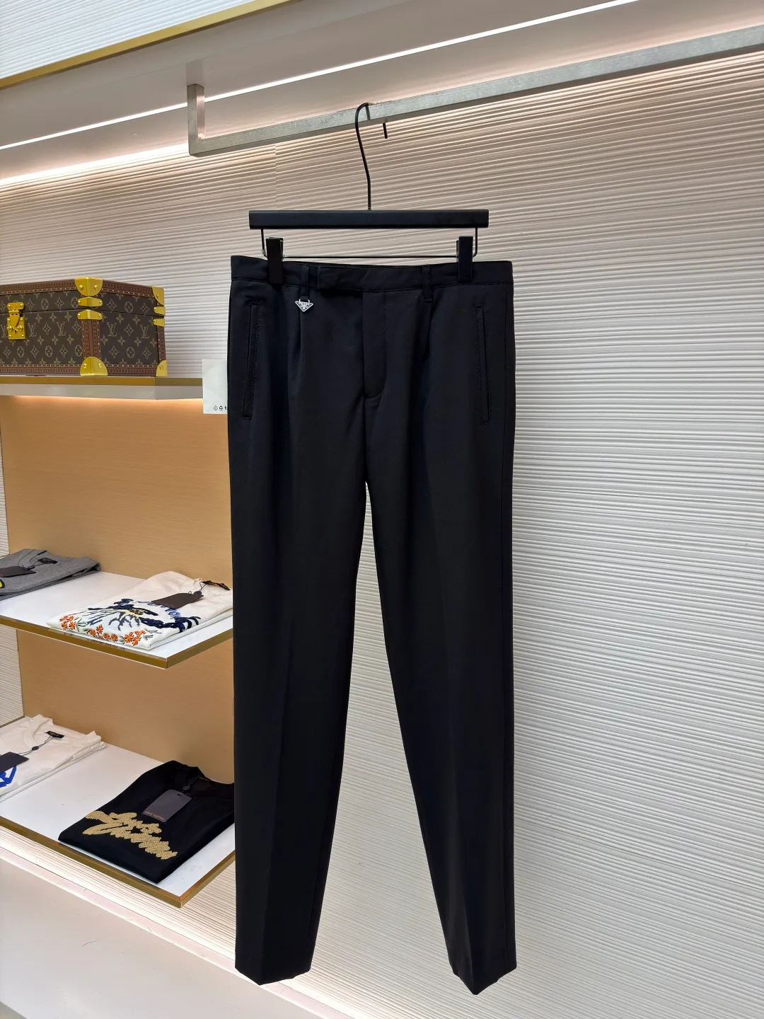 Prada triangle logo casual trousers ●Original version: Purchased and developed for 14200 ●Item number: 1681209-A80 ●Fabric: densely spun wool composite TR fabric ●Technology: fermented and softened ●Color: black ●Version: fitted version ●Weight: about 580g ●Size: 48-50-52-54 ●Description: Customized densely spun wool composite TR material, soft and delicate, comfortable and skin-friendly, laid out in pure black Just the right balance to meet the formal silhouette. The enamel metal triangle logo is outlined. The minimalist symbol of the brand marks a non-noisy identity. Architectural tailoring is the backbone. Cleverly structured waist design. Precision tailoring defines the golden balance between the body and the fabric. Obsessed with versatility. Obsessed with slimming, ergonomic three-dimensional tailoring. Return to traditional craftsmanship. Through segmentation, folding, shrinking and stretching technical techniques, the so-called slow work produces fine work, which is respect for materials. The pursuit of hand feel is complicated and tedious in workmanship, slow in aging, high in losses, and the template machine opens the bag. The preset template guides the position, shape and size of the bag opening. The accuracy ensures the quality of the bag opening effect. Fermentation washing adds softness. The fermentation effect produced by mixing yeast, water and mild detergent is used to gently treat the fabric, improving the overall softness. The overall wiring is straight and delicate, the fabric is comfortable and soft, and the color is consistent without color difference. It can be matched with the same style to create a fashionable look and control various occasions. Customized accessories, complete with three standards, same style for men and women!