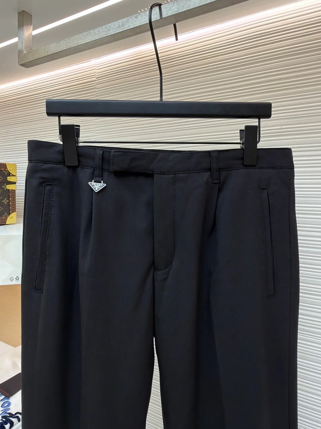 Prada triangle logo casual trousers ●Original version: Purchased and developed for 14200 ●Item number: 1681209-A80 ●Fabric: densely spun wool composite TR fabric ●Technology: fermented and softened ●Color: black ●Version: fitted version ●Weight: about 580g ●Size: 48-50-52-54 ●Description: Customized densely spun wool composite TR material, soft and delicate, comfortable and skin-friendly, laid out in pure black Just the right balance to meet the formal silhouette. The enamel metal triangle logo is outlined. The minimalist symbol of the brand marks a non-noisy identity. Architectural tailoring is the backbone. Cleverly structured waist design. Precision tailoring defines the golden balance between the body and the fabric. Obsessed with versatility. Obsessed with slimming, ergonomic three-dimensional tailoring. Return to traditional craftsmanship. Through segmentation, folding, shrinking and stretching technical techniques, the so-called slow work produces fine work, which is respect for materials. The pursuit of hand feel is complicated and tedious in workmanship, slow in aging, high in losses, and the template machine opens the bag. The preset template guides the position, shape and size of the bag opening. The accuracy ensures the quality of the bag opening effect. Fermentation washing adds softness. The fermentation effect produced by mixing yeast, water and mild detergent is used to gently treat the fabric, improving the overall softness. The overall wiring is straight and delicate, the fabric is comfortable and soft, and the color is consistent without color difference. It can be matched with the same style to create a fashionable look and control various occasions. Customized accessories, complete with three standards, same style for men and women!