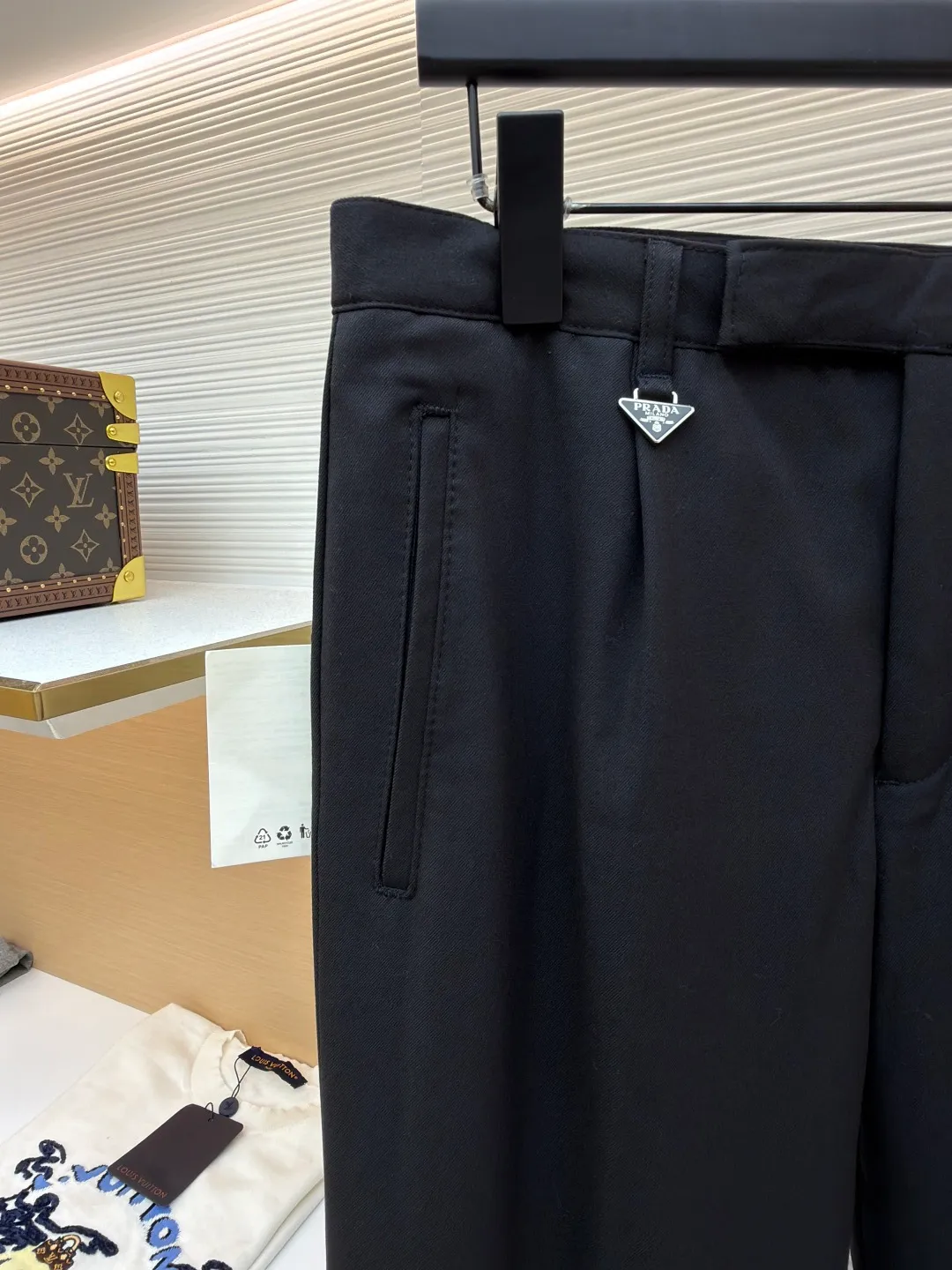 Prada triangle logo casual trousers ●Original version: Purchased and developed for 14200 ●Item number: 1681209-A80 ●Fabric: densely spun wool composite TR fabric ●Technology: fermented and softened ●Color: black ●Version: fitted version ●Weight: about 580g ●Size: 48-50-52-54 ●Description: Customized densely spun wool composite TR material, soft and delicate, comfortable and skin-friendly, laid out in pure black Just the right balance to meet the formal silhouette. The enamel metal triangle logo is outlined. The minimalist symbol of the brand marks a non-noisy identity. Architectural tailoring is the backbone. Cleverly structured waist design. Precision tailoring defines the golden balance between the body and the fabric. Obsessed with versatility. Obsessed with slimming, ergonomic three-dimensional tailoring. Return to traditional craftsmanship. Through segmentation, folding, shrinking and stretching technical techniques, the so-called slow work produces fine work, which is respect for materials. The pursuit of hand feel is complicated and tedious in workmanship, slow in aging, high in losses, and the template machine opens the bag. The preset template guides the position, shape and size of the bag opening. The accuracy ensures the quality of the bag opening effect. Fermentation washing adds softness. The fermentation effect produced by mixing yeast, water and mild detergent is used to gently treat the fabric, improving the overall softness. The overall wiring is straight and delicate, the fabric is comfortable and soft, and the color is consistent without color difference. It can be matched with the same style to create a fashionable look and control various occasions. Customized accessories, complete with three standards, same style for men and women!