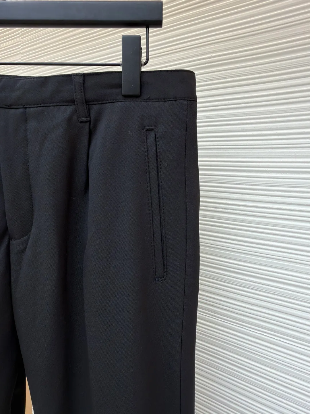 Prada triangle logo casual trousers ●Original version: Purchased and developed for 14200 ●Item number: 1681209-A80 ●Fabric: densely spun wool composite TR fabric ●Technology: fermented and softened ●Color: black ●Version: fitted version ●Weight: about 580g ●Size: 48-50-52-54 ●Description: Customized densely spun wool composite TR material, soft and delicate, comfortable and skin-friendly, laid out in pure black Just the right balance to meet the formal silhouette. The enamel metal triangle logo is outlined. The minimalist symbol of the brand marks a non-noisy identity. Architectural tailoring is the backbone. Cleverly structured waist design. Precision tailoring defines the golden balance between the body and the fabric. Obsessed with versatility. Obsessed with slimming, ergonomic three-dimensional tailoring. Return to traditional craftsmanship. Through segmentation, folding, shrinking and stretching technical techniques, the so-called slow work produces fine work, which is respect for materials. The pursuit of hand feel is complicated and tedious in workmanship, slow in aging, high in losses, and the template machine opens the bag. The preset template guides the position, shape and size of the bag opening. The accuracy ensures the quality of the bag opening effect. Fermentation washing adds softness. The fermentation effect produced by mixing yeast, water and mild detergent is used to gently treat the fabric, improving the overall softness. The overall wiring is straight and delicate, the fabric is comfortable and soft, and the color is consistent without color difference. It can be matched with the same style to create a fashionable look and control various occasions. Customized accessories, complete with three standards, same style for men and women!