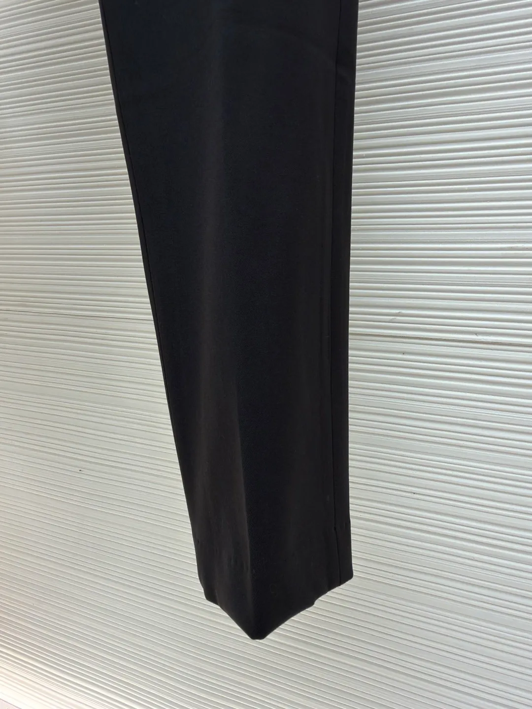 Prada triangle logo casual trousers ●Original version: Purchased and developed for 14200 ●Item number: 1681209-A80 ●Fabric: densely spun wool composite TR fabric ●Technology: fermented and softened ●Color: black ●Version: fitted version ●Weight: about 580g ●Size: 48-50-52-54 ●Description: Customized densely spun wool composite TR material, soft and delicate, comfortable and skin-friendly, laid out in pure black Just the right balance to meet the formal silhouette. The enamel metal triangle logo is outlined. The minimalist symbol of the brand marks a non-noisy identity. Architectural tailoring is the backbone. Cleverly structured waist design. Precision tailoring defines the golden balance between the body and the fabric. Obsessed with versatility. Obsessed with slimming, ergonomic three-dimensional tailoring. Return to traditional craftsmanship. Through segmentation, folding, shrinking and stretching technical techniques, the so-called slow work produces fine work, which is respect for materials. The pursuit of hand feel is complicated and tedious in workmanship, slow in aging, high in losses, and the template machine opens the bag. The preset template guides the position, shape and size of the bag opening. The accuracy ensures the quality of the bag opening effect. Fermentation washing adds softness. The fermentation effect produced by mixing yeast, water and mild detergent is used to gently treat the fabric, improving the overall softness. The overall wiring is straight and delicate, the fabric is comfortable and soft, and the color is consistent without color difference. It can be matched with the same style to create a fashionable look and control various occasions. Customized accessories, complete with three standards, same style for men and women!