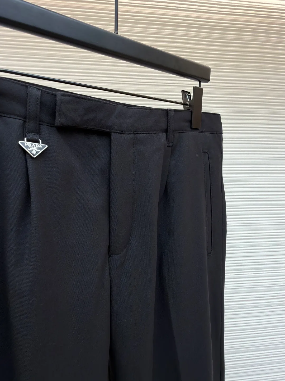 Prada triangle logo casual trousers ●Original version: Purchased and developed for 14200 ●Item number: 1681209-A80 ●Fabric: densely spun wool composite TR fabric ●Technology: fermented and softened ●Color: black ●Version: fitted version ●Weight: about 580g ●Size: 48-50-52-54 ●Description: Customized densely spun wool composite TR material, soft and delicate, comfortable and skin-friendly, laid out in pure black Just the right balance to meet the formal silhouette. The enamel metal triangle logo is outlined. The minimalist symbol of the brand marks a non-noisy identity. Architectural tailoring is the backbone. Cleverly structured waist design. Precision tailoring defines the golden balance between the body and the fabric. Obsessed with versatility. Obsessed with slimming, ergonomic three-dimensional tailoring. Return to traditional craftsmanship. Through segmentation, folding, shrinking and stretching technical techniques, the so-called slow work produces fine work, which is respect for materials. The pursuit of hand feel is complicated and tedious in workmanship, slow in aging, high in losses, and the template machine opens the bag. The preset template guides the position, shape and size of the bag opening. The accuracy ensures the quality of the bag opening effect. Fermentation washing adds softness. The fermentation effect produced by mixing yeast, water and mild detergent is used to gently treat the fabric, improving the overall softness. The overall wiring is straight and delicate, the fabric is comfortable and soft, and the color is consistent without color difference. It can be matched with the same style to create a fashionable look and control various occasions. Customized accessories, complete with three standards, same style for men and women!