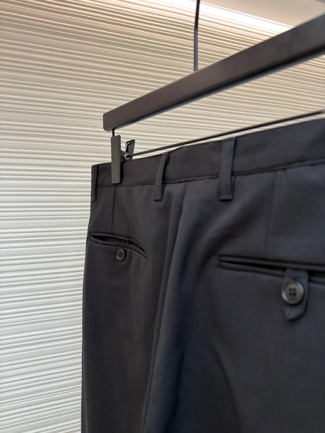 Prada triangle logo casual trousers ●Original version: Purchased and developed for 14200 ●Item number: 1681209-A80 ●Fabric: densely spun wool composite TR fabric ●Technology: fermented and softened ●Color: black ●Version: fitted version ●Weight: about 580g ●Size: 48-50-52-54 ●Description: Customized densely spun wool composite TR material, soft and delicate, comfortable and skin-friendly, laid out in pure black Just the right balance to meet the formal silhouette. The enamel metal triangle logo is outlined. The minimalist symbol of the brand marks a non-noisy identity. Architectural tailoring is the backbone. Cleverly structured waist design. Precision tailoring defines the golden balance between the body and the fabric. Obsessed with versatility. Obsessed with slimming, ergonomic three-dimensional tailoring. Return to traditional craftsmanship. Through segmentation, folding, shrinking and stretching technical techniques, the so-called slow work produces fine work, which is respect for materials. The pursuit of hand feel is complicated and tedious in workmanship, slow in aging, high in losses, and the template machine opens the bag. The preset template guides the position, shape and size of the bag opening. The accuracy ensures the quality of the bag opening effect. Fermentation washing adds softness. The fermentation effect produced by mixing yeast, water and mild detergent is used to gently treat the fabric, improving the overall softness. The overall wiring is straight and delicate, the fabric is comfortable and soft, and the color is consistent without color difference. It can be matched with the same style to create a fashionable look and control various occasions. Customized accessories, complete with three standards, same style for men and women!