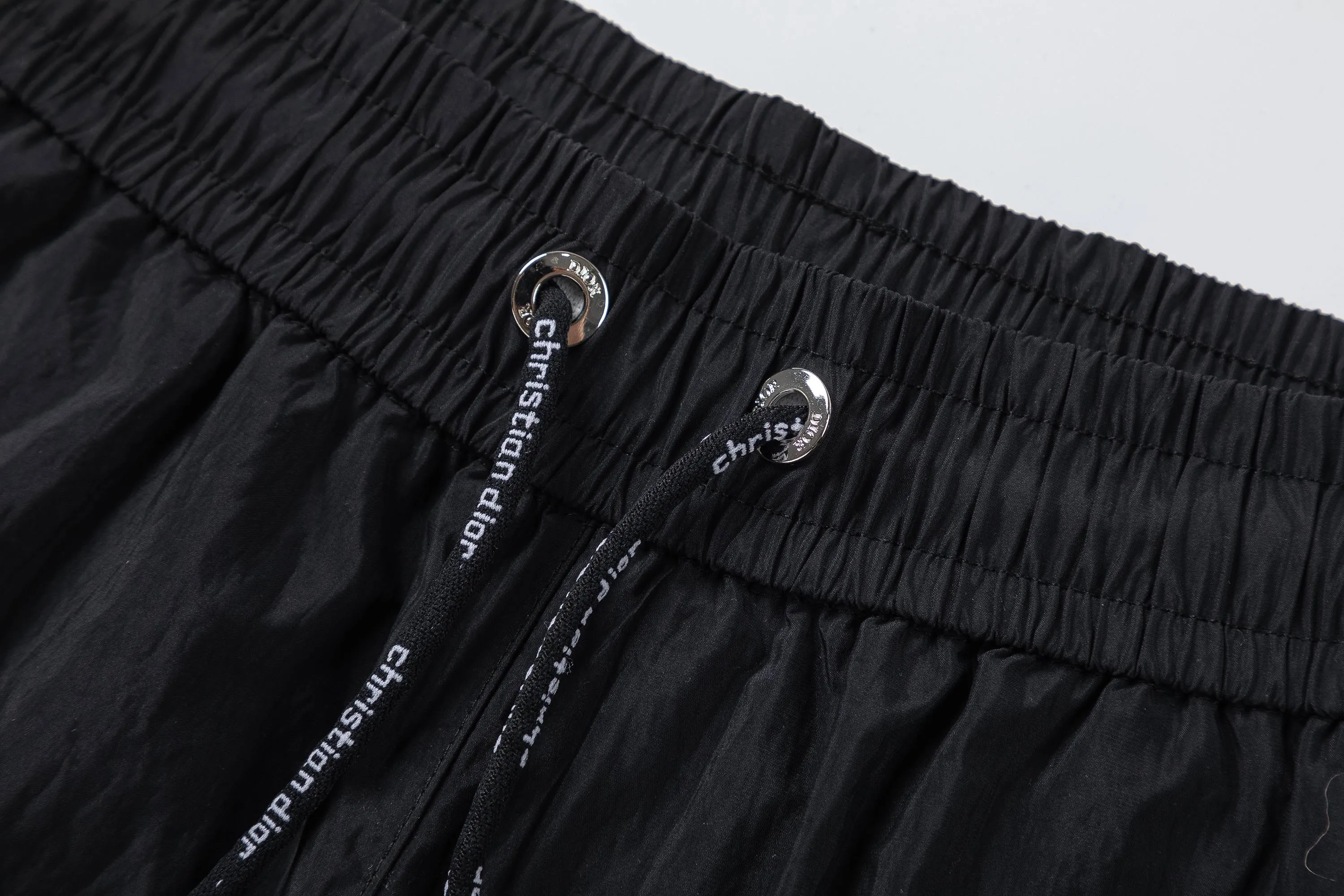 🅿️210 DiRO Dior 2025 spring and summer logo embroidery. New fashionable beach shorts, with lining and mesh shorts! The official website is synchronized with the original 1-1 replica, the original hardware is selected from high-quality polyester fiber fabrics, with a delicate feel, a must-have item for summer, and the upper body effect is super handsome! Color: Black Size: S M L XL XXL