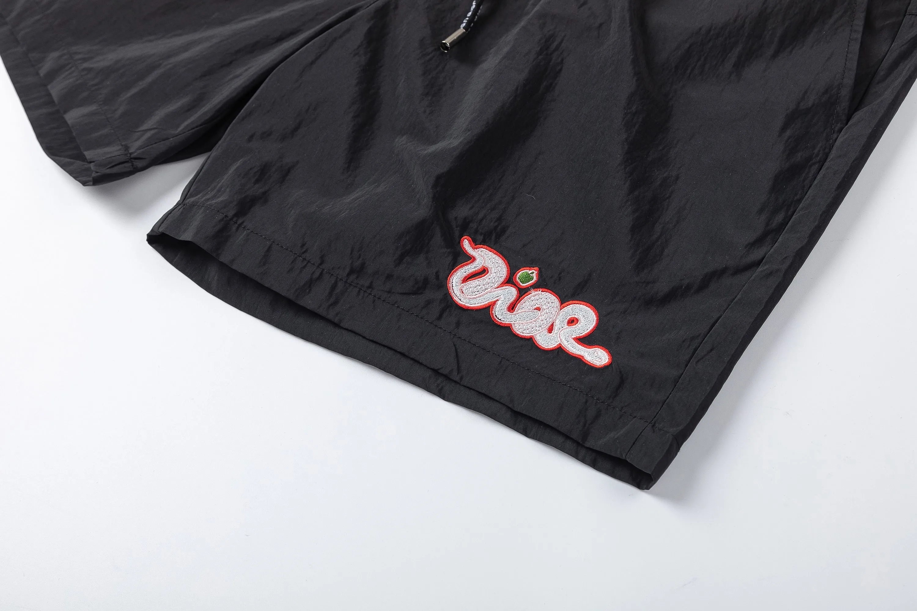 🅿️210 DiRO Dior 2025 spring and summer logo embroidery. New fashionable beach shorts, with lining and mesh shorts! The official website is synchronized with the original 1-1 replica, the original hardware is selected from high-quality polyester fiber fabrics, with a delicate feel, a must-have item for summer, and the upper body effect is super handsome! Color: Black Size: S M L XL XXL
