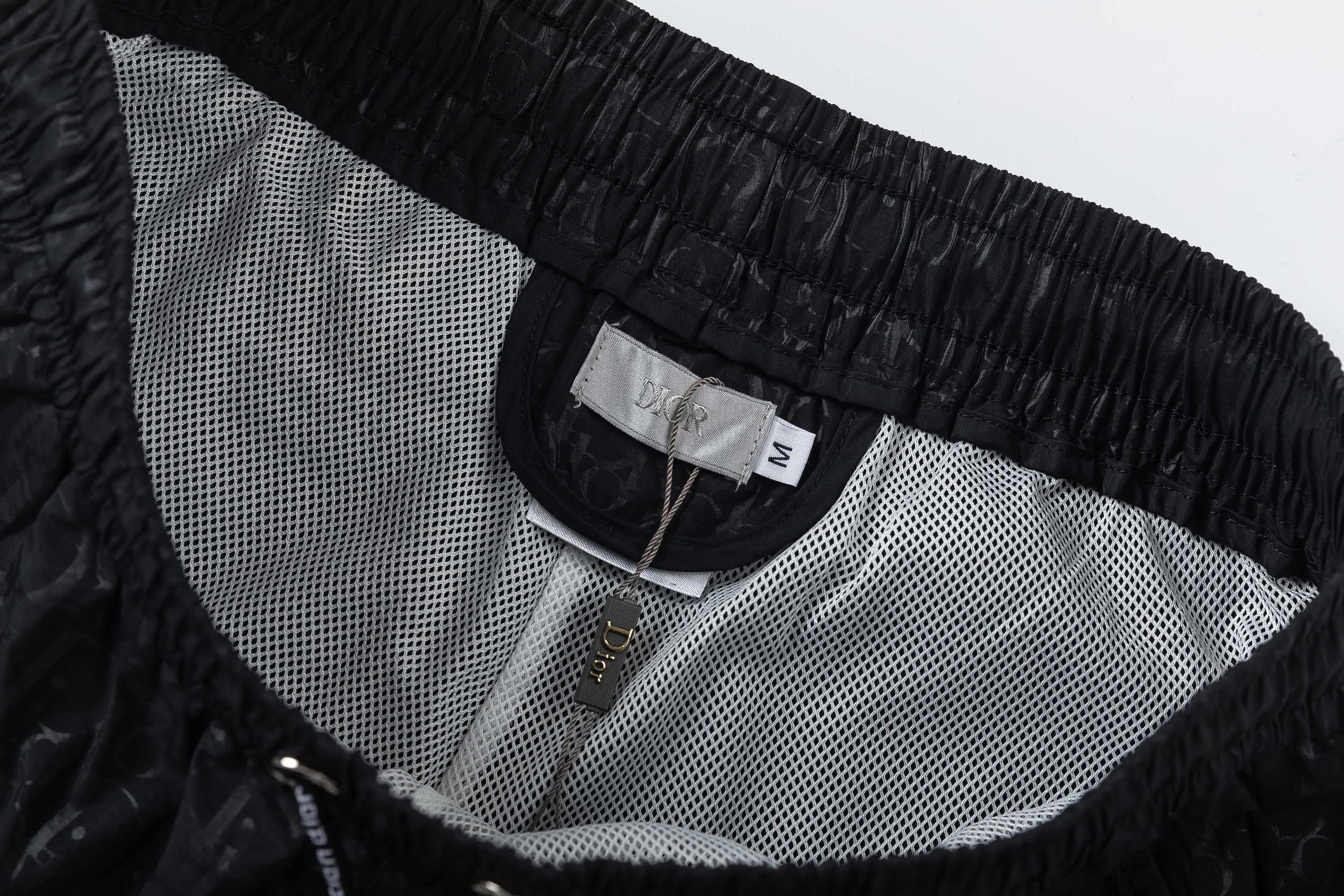 🅿️210 DiRO Dior 2025 spring and summer logo embroidery. New fashionable beach shorts, with lining and mesh shorts! The official website is synchronized with the original 1-1 replica, the original hardware is selected from high-quality polyester fiber fabrics, with a delicate feel, a must-have item for summer, and the upper body effect is super handsome! Color: Black Size: S M L XL XXL