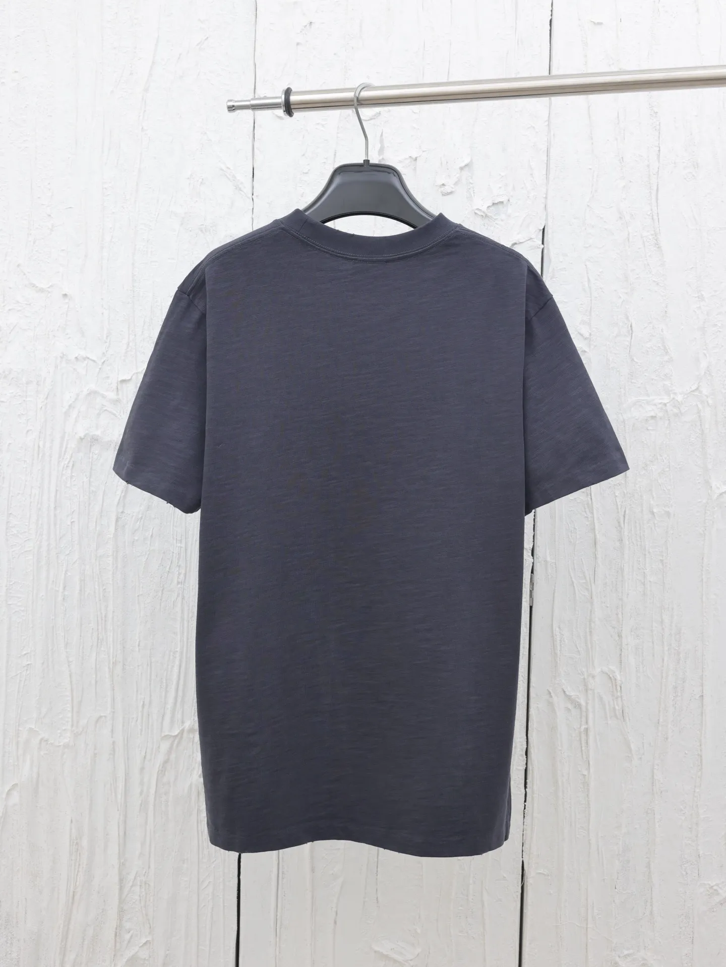 🅿️280 Dio*/Dior 25 spring and summer new short-sleeved T-shirt with letter embroidery logo. Customized 32 pieces of 280g combed fabric, original craft thread. Designed with letter logo embroidery technology, simple and elegant, easy and versatile, classic silhouette with ribbed round collar. Collar, sleeves and hem are embellished with burnt flower effect to enhance style. Casual tailoring, can be paired with bottoms of the same season to create a fashionable look. Size: S/M/L/XL