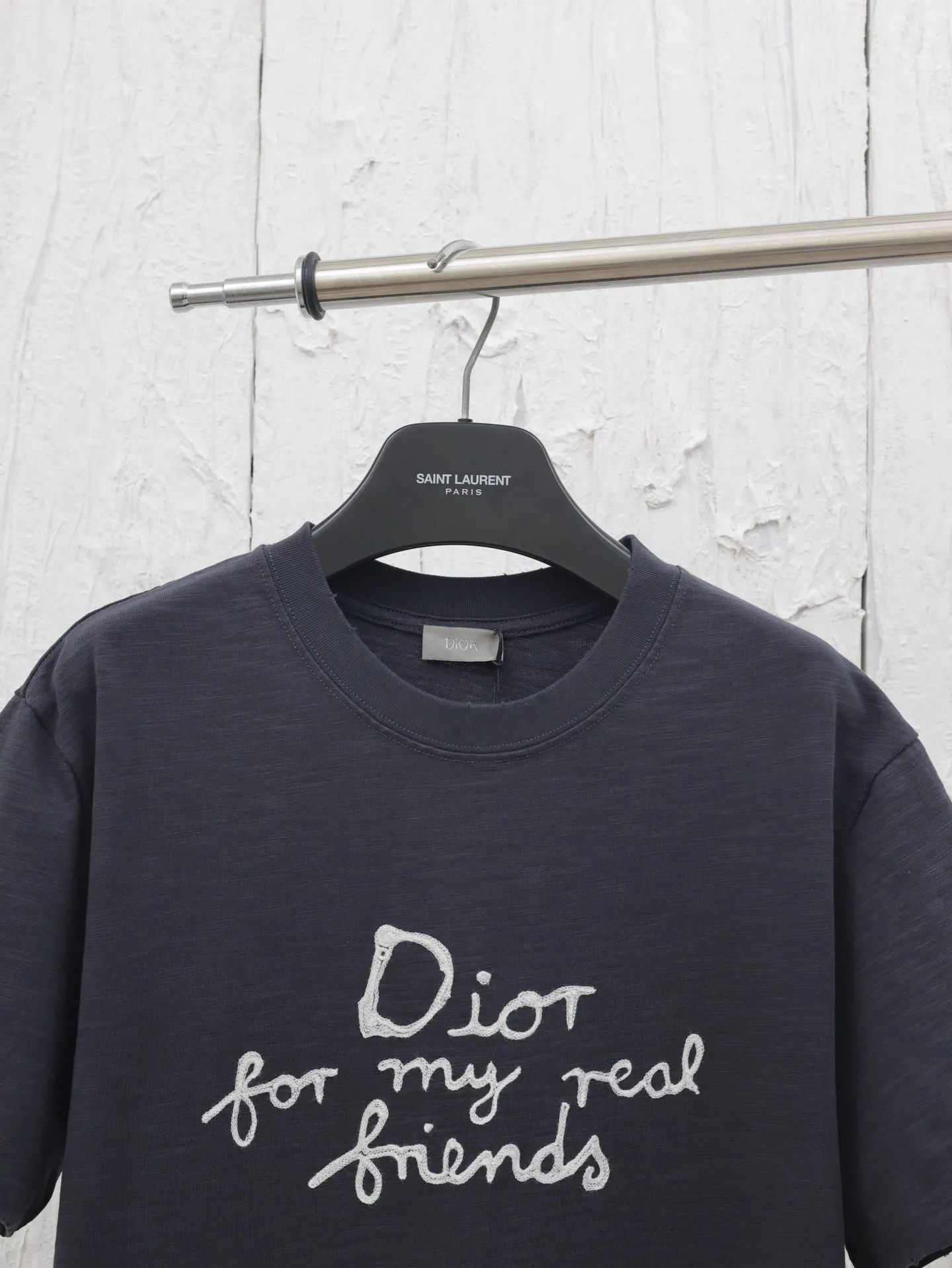 🅿️280 Dio*/Dior 25 spring and summer new short-sleeved T-shirt with letter embroidery logo. Customized 32 pieces of 280g combed fabric, original craft thread. Designed with letter logo embroidery technology, simple and elegant, easy and versatile, classic silhouette with ribbed round collar. Collar, sleeves and hem are embellished with burnt flower effect to enhance style. Casual tailoring, can be paired with bottoms of the same season to create a fashionable look. Size: S/M/L/XL