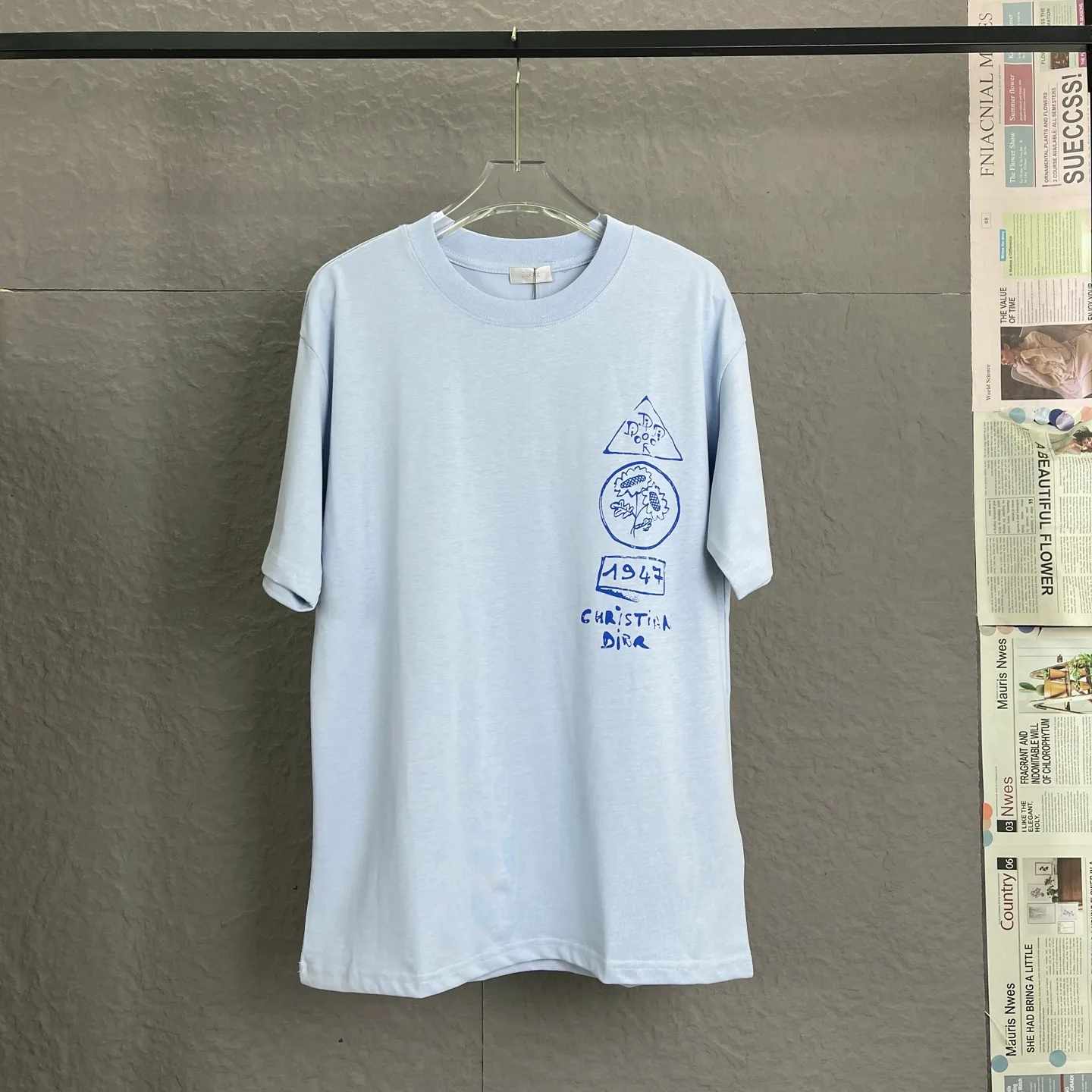 🅿️180 /A23 DIOR Dior Fabric upgrade 300 high gram weight High-end craftsmanship Exclusive new original order Same style for men and women Casual loose fit short sleeves High-end customization High version Fashionable and versatile imported fabrics Super soft and delicate feel Skin-friendly and comfortable to wear High-end boutique High-temperature washing process to ensure no deformation or shrinkage, summer wear, a comfortable and beautiful value! A must-have item for beauty and ageing! The surface is ultra-fine and smooth, uniform, delicate and soft. It is comfortable to wear and can easily create a cool summer feel. It is easy to handle on the upper body and becomes the focus of the street in minutes. Size: S-XL Color: black, white and blue