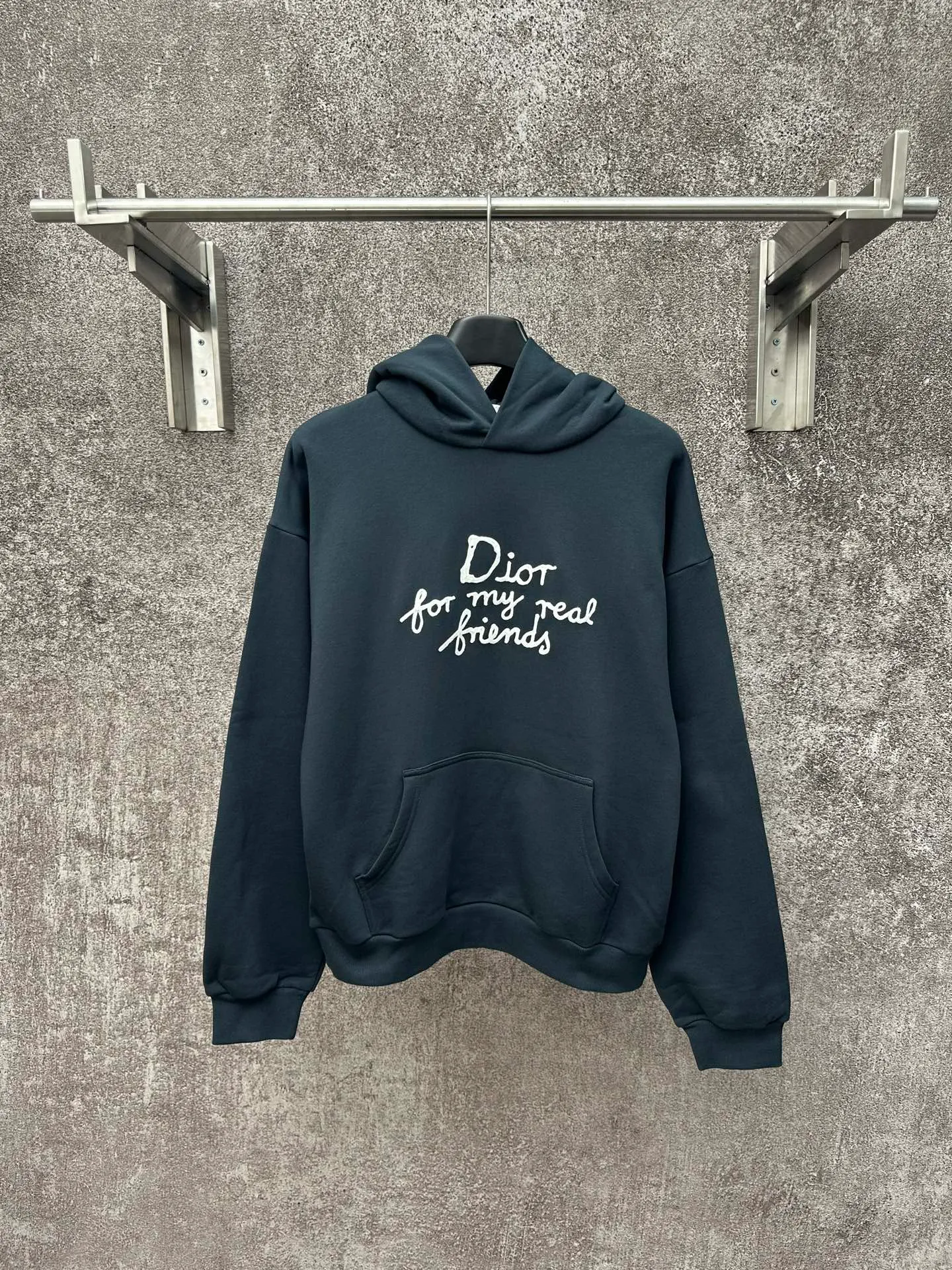 🅿️380 Dior/Dior 25Fw letter slogan hooded sweatshirt This hooded sweatshirt displays the Dior For My Real Friends logo from the DIOR AND HYLTON NEL joint series. Crafted from navy cotton fleece, it features contrasting embroidery on the front and a practical kangaroo pocket. Cut for a relaxed fit with a ribbed hem and cuffs, it pairs well with a variety of casual outfits. DIOR AND HYLTON NEL collaboration Doir For My Real Friends logo embroidered hood, front kangaroo pocket ribbed hem and cuffs Size: S M L XL